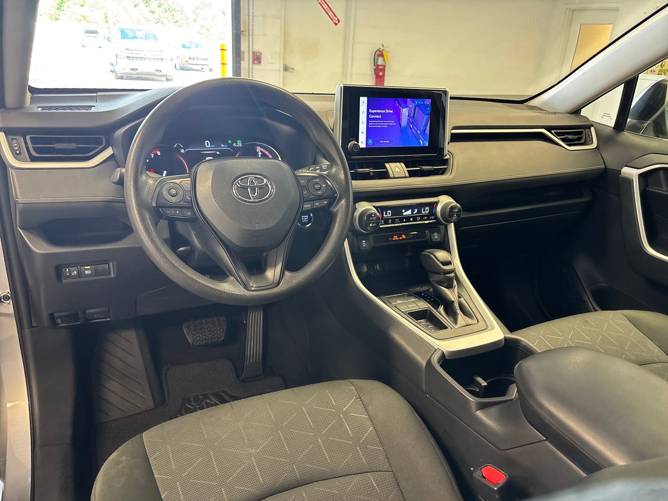 2024 Toyota RAV4 XLE photo 3