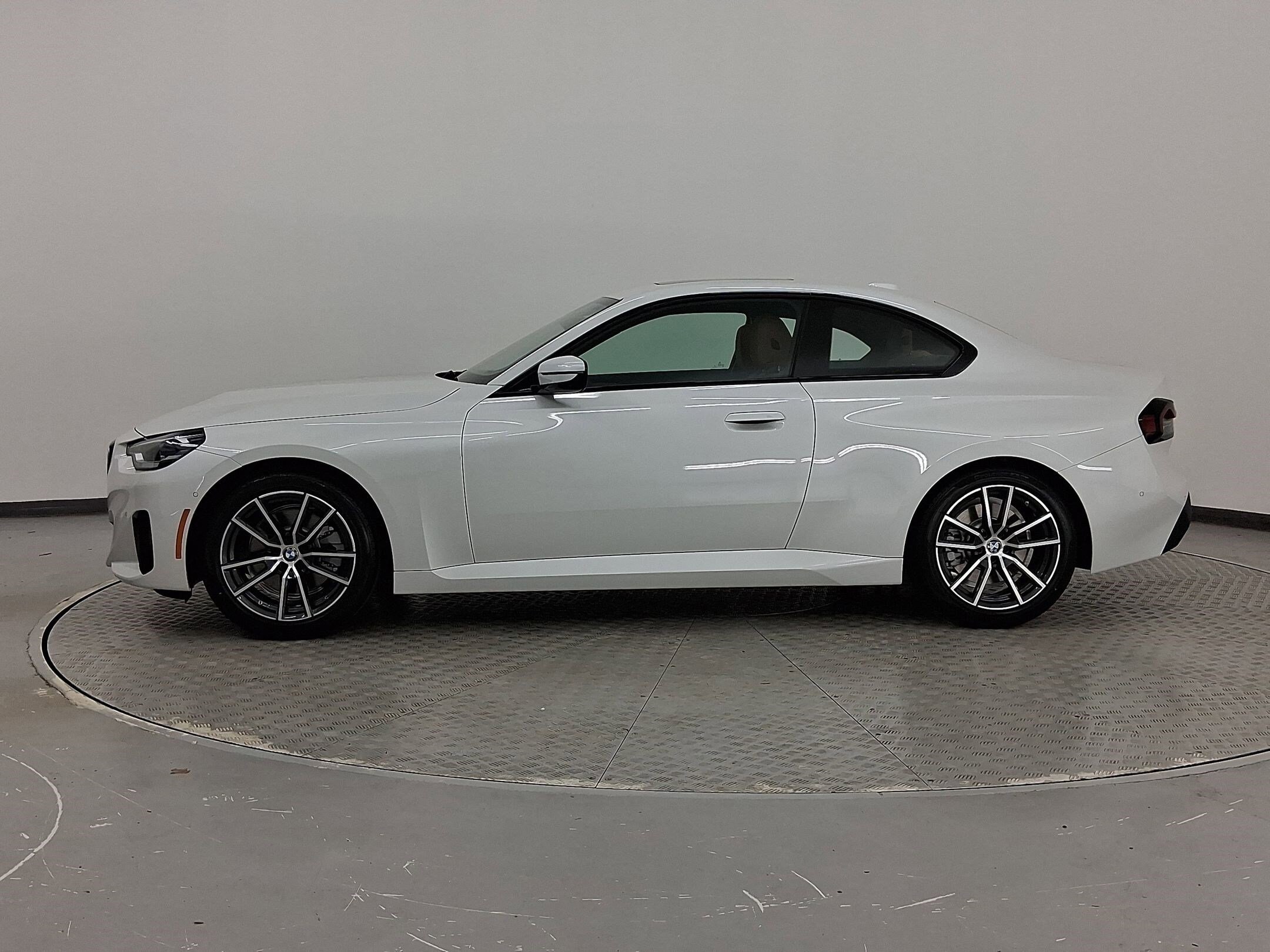 2025 Bmw 230i Coupe photo 2