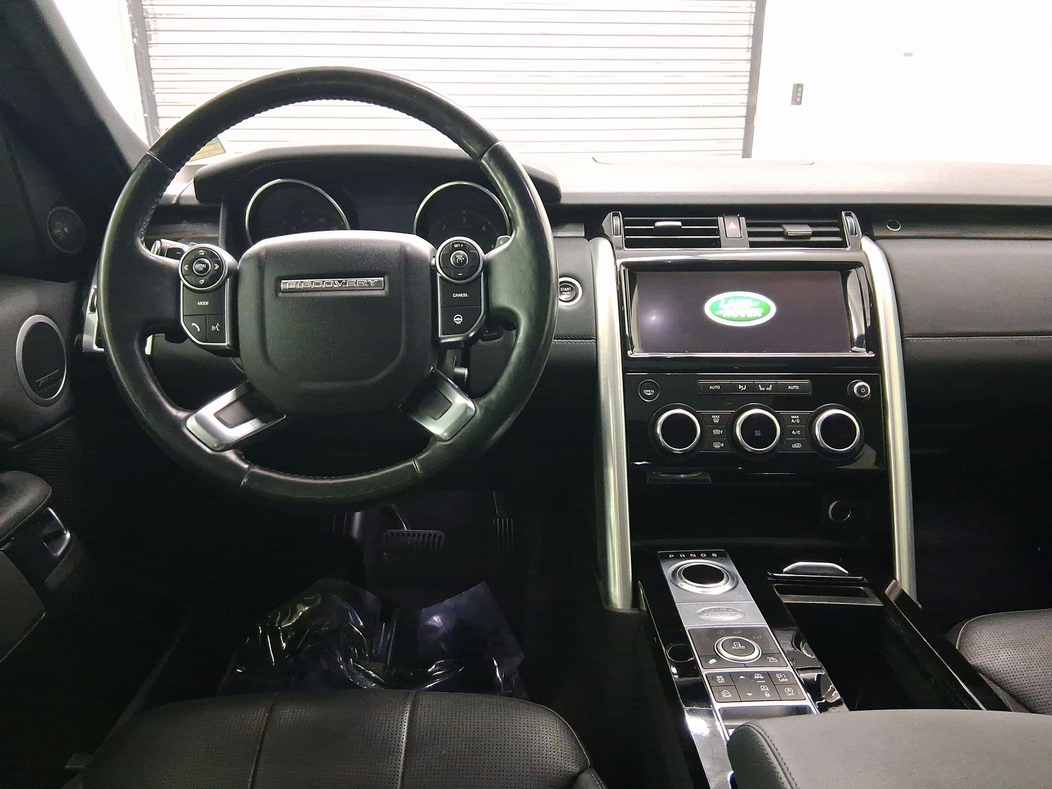 2017 Land Rover Discovery HSE photo 3