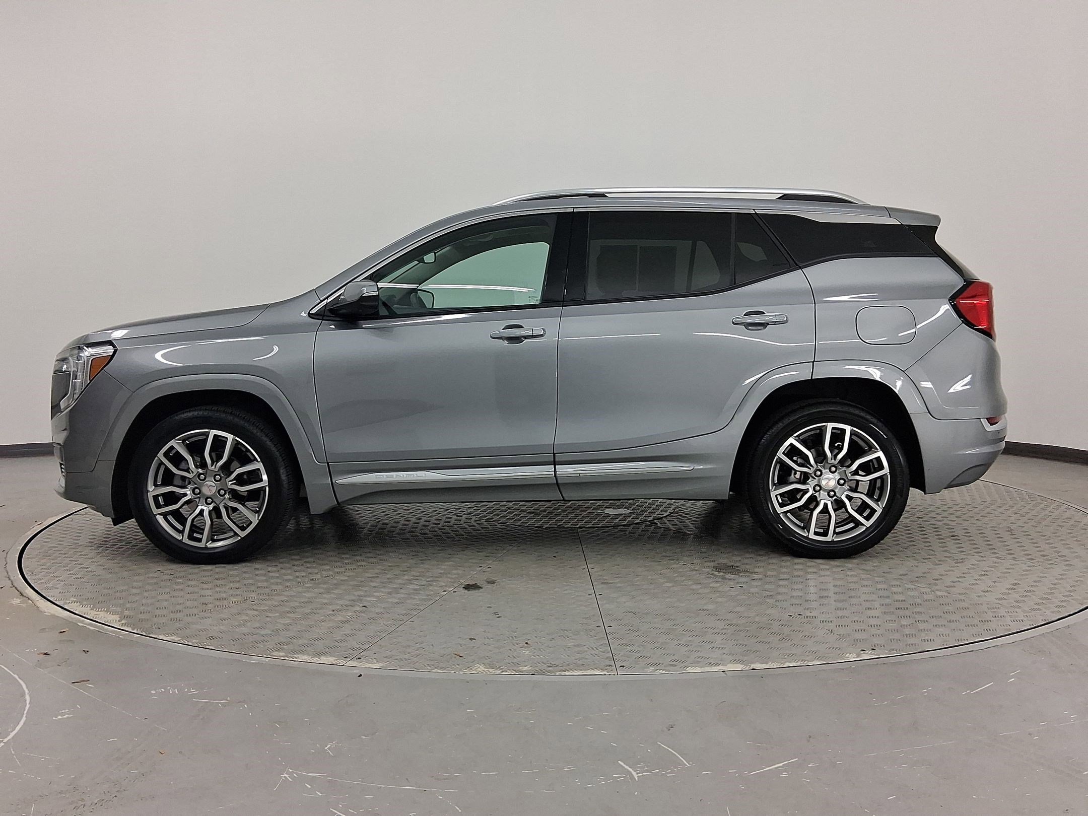 2024 Gmc Terrain Denali photo 2