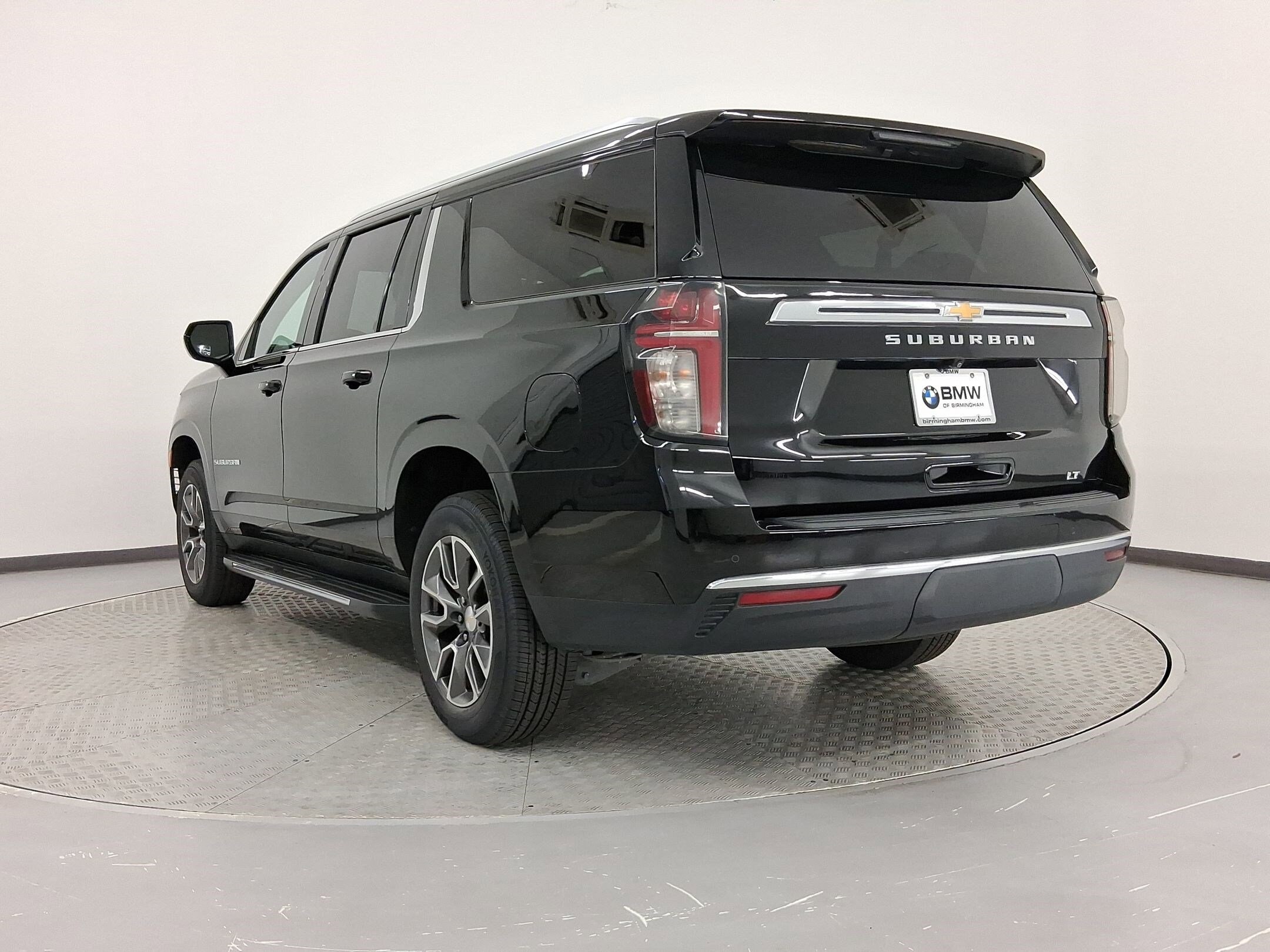 2023 Chevrolet Suburban LT photo 3
