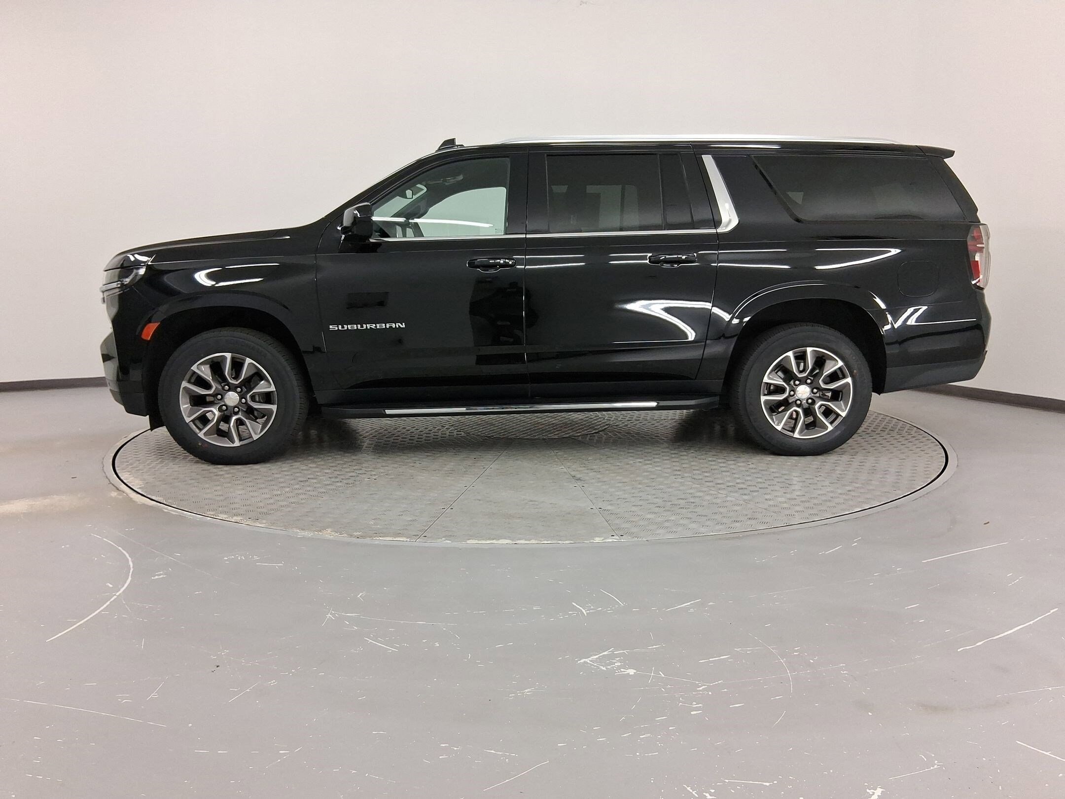 2023 Chevrolet Suburban LT photo 2
