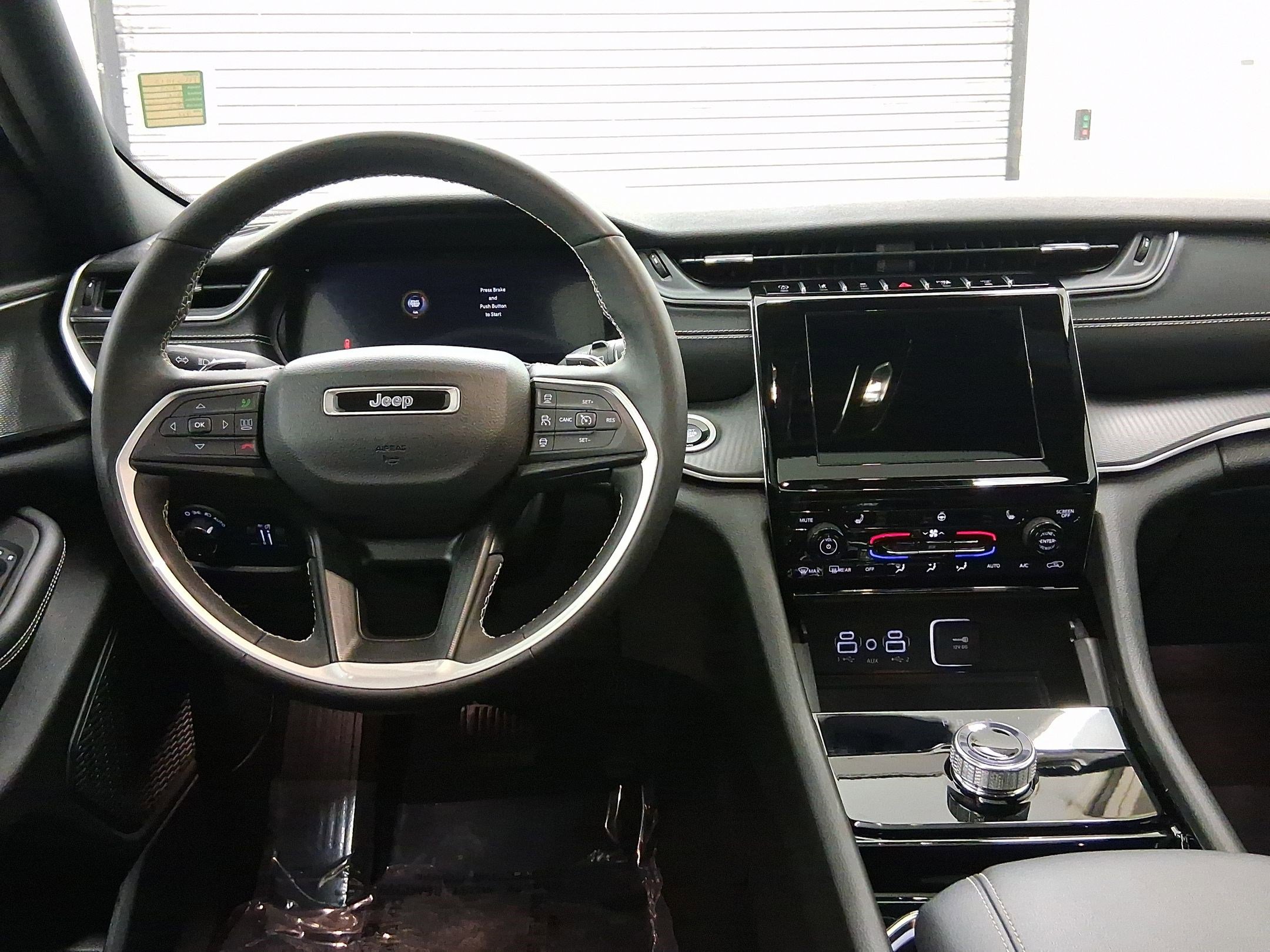 2023 Jeep Grand Cherokee Laredo Altitude photo 4
