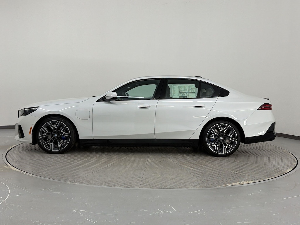 New 2027 BMW 550e xDrive Sedan