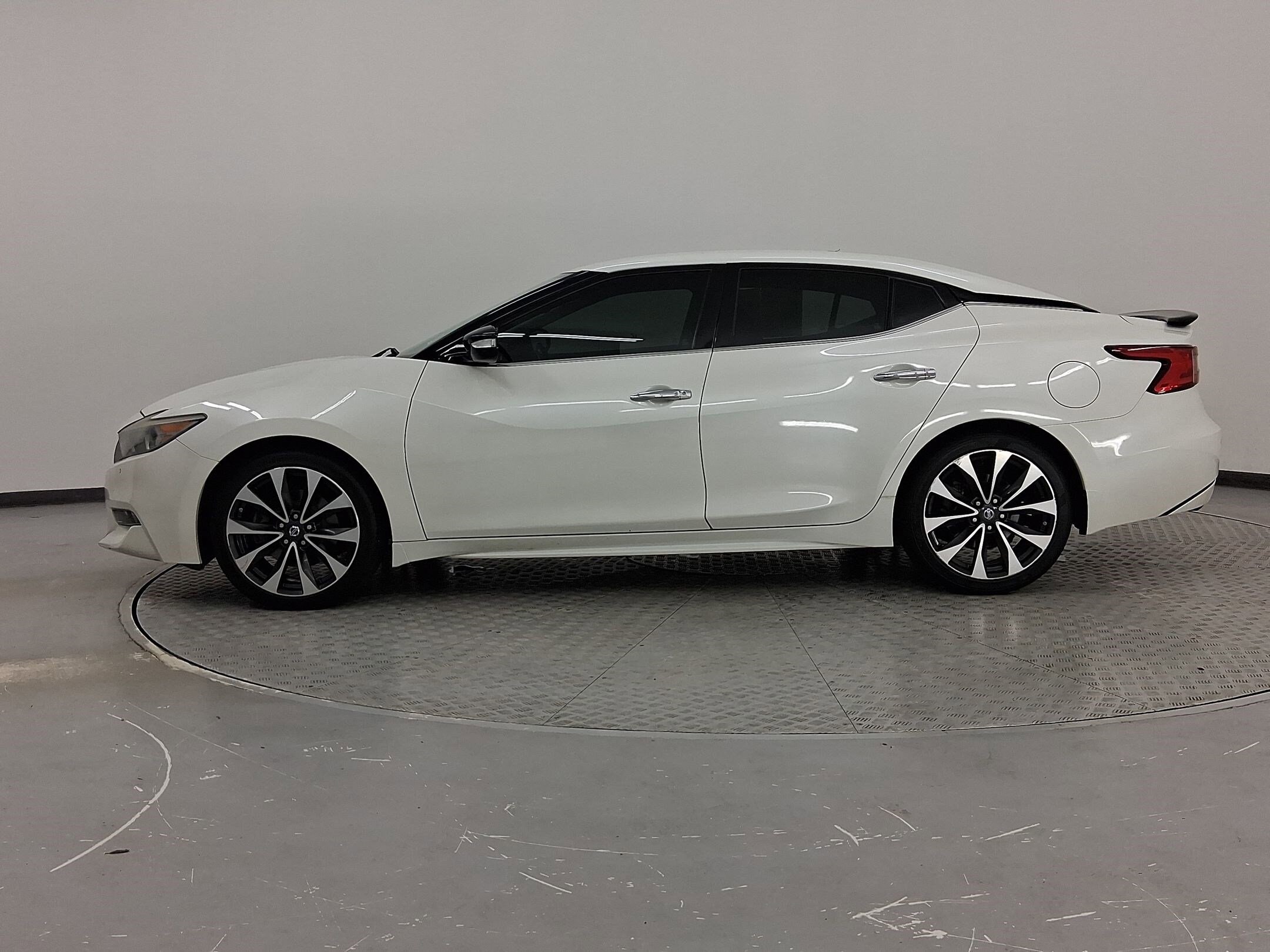 2016 Nissan Maxima SR photo 2
