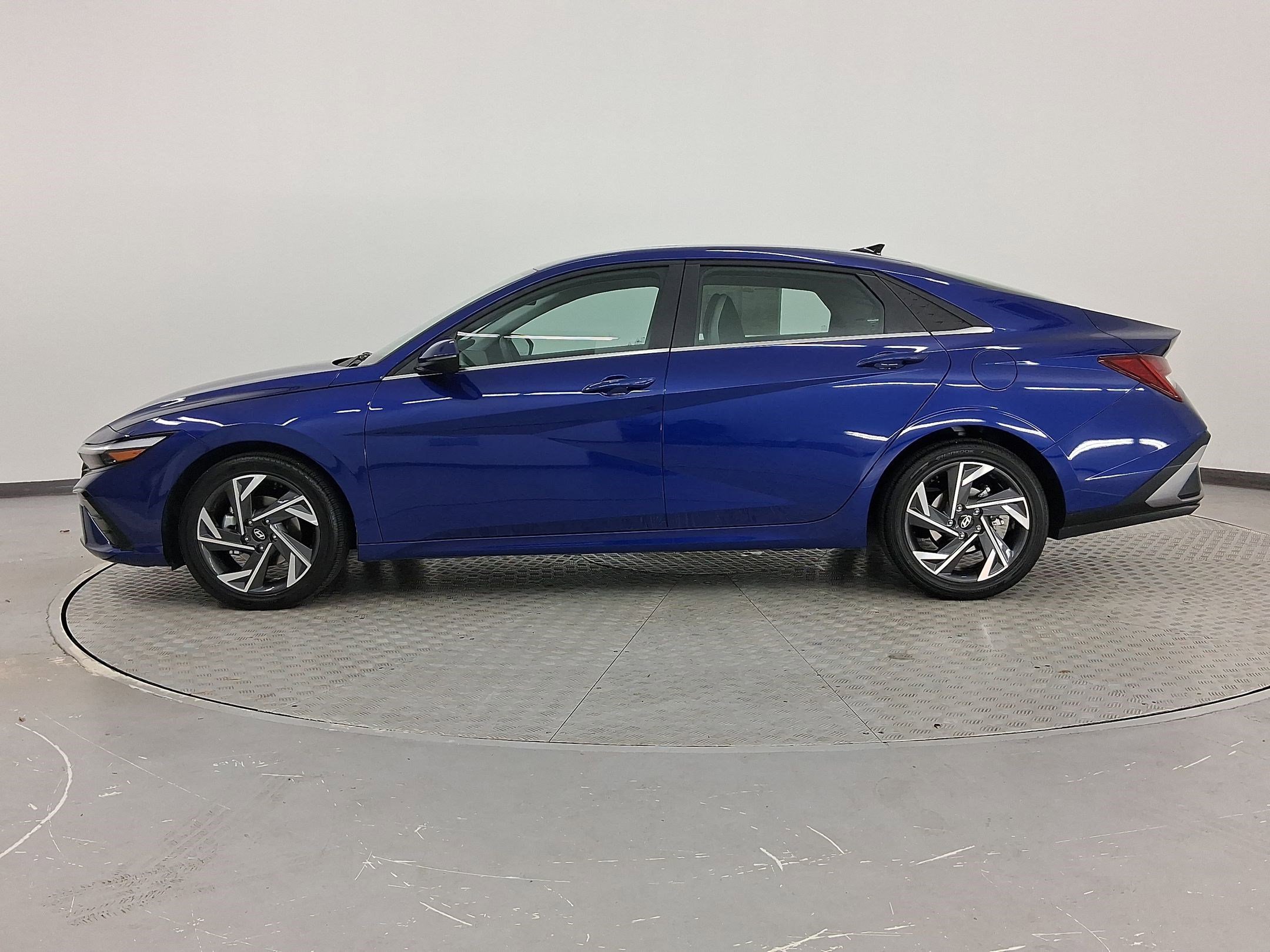 2025 Hyundai Elantra Limited photo 2