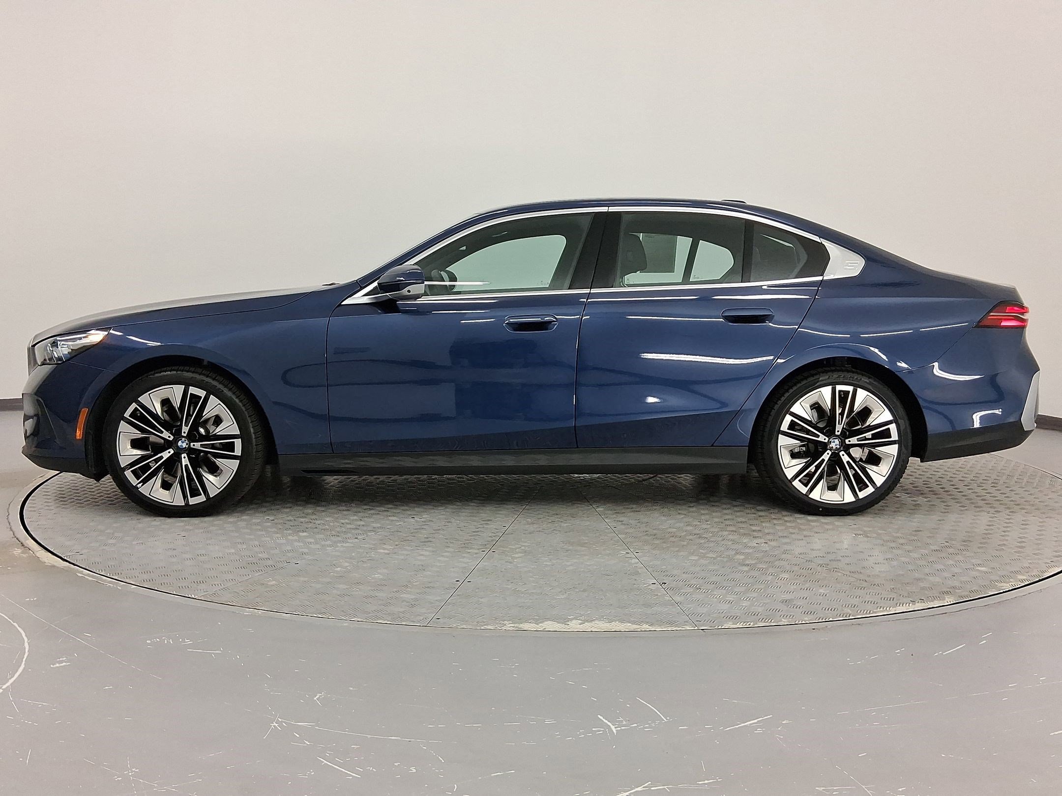 2025 Bmw 530i 5-Series photo 2
