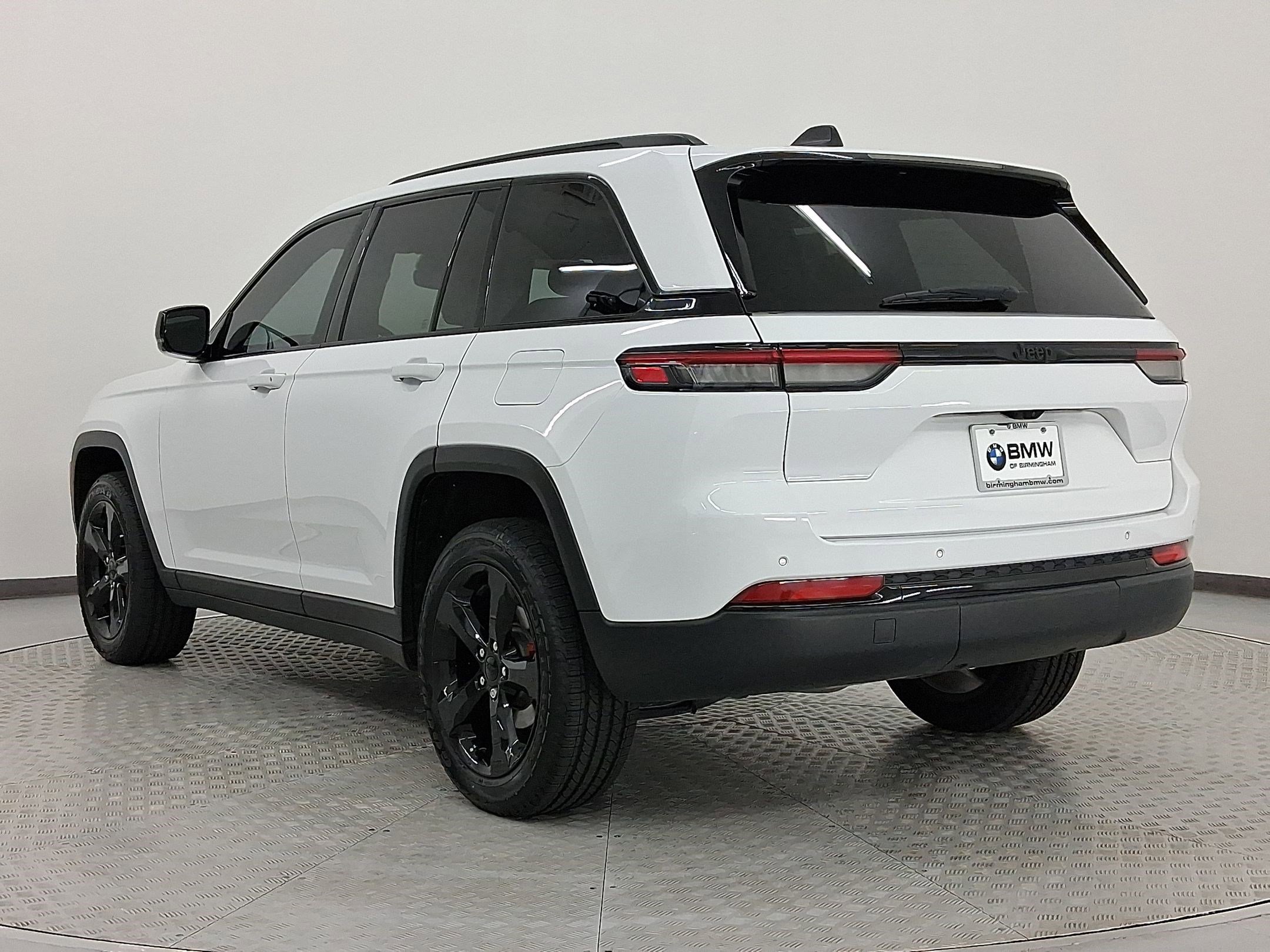 2023 Jeep Grand Cherokee Laredo Altitude photo 3