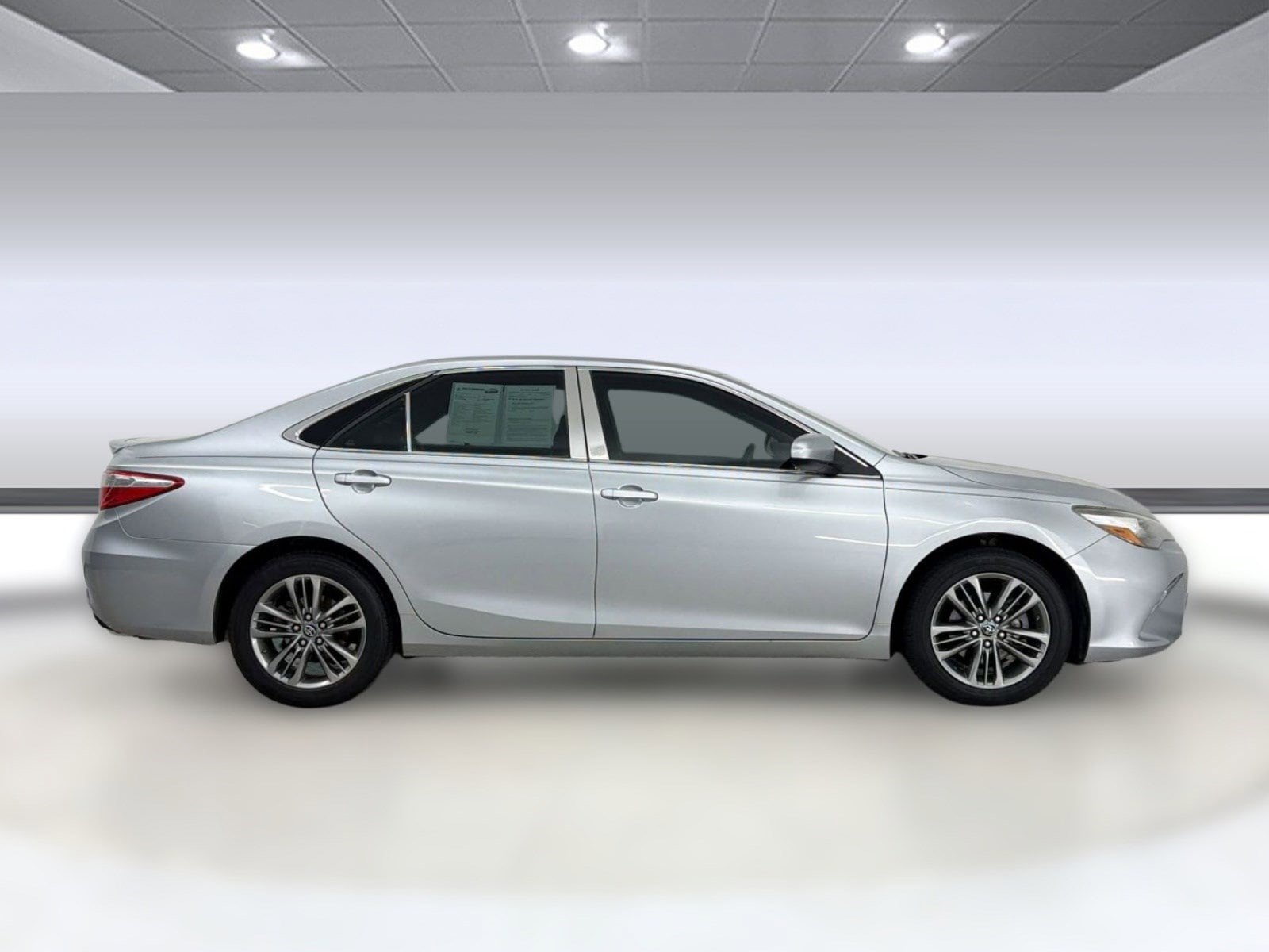 2016 Toyota Camry SE photo 3