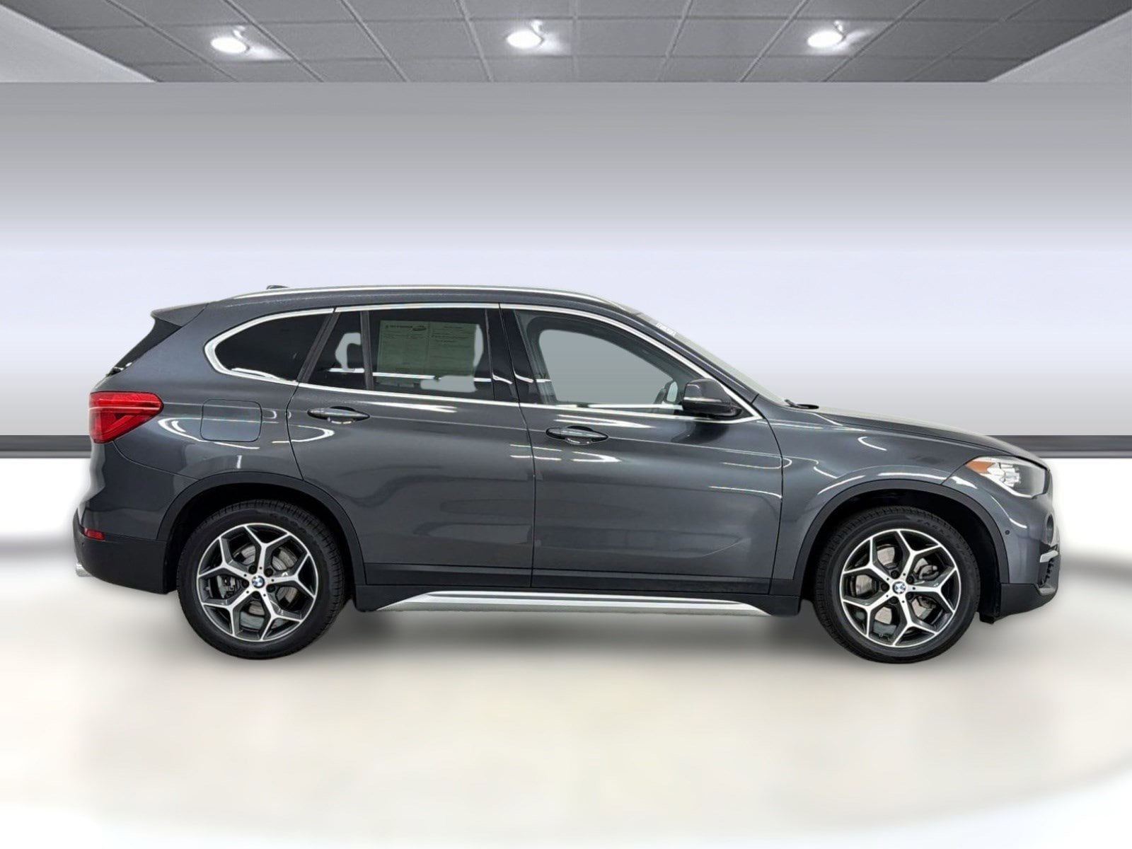 2019 BMW X1 xDrive28i photo 3
