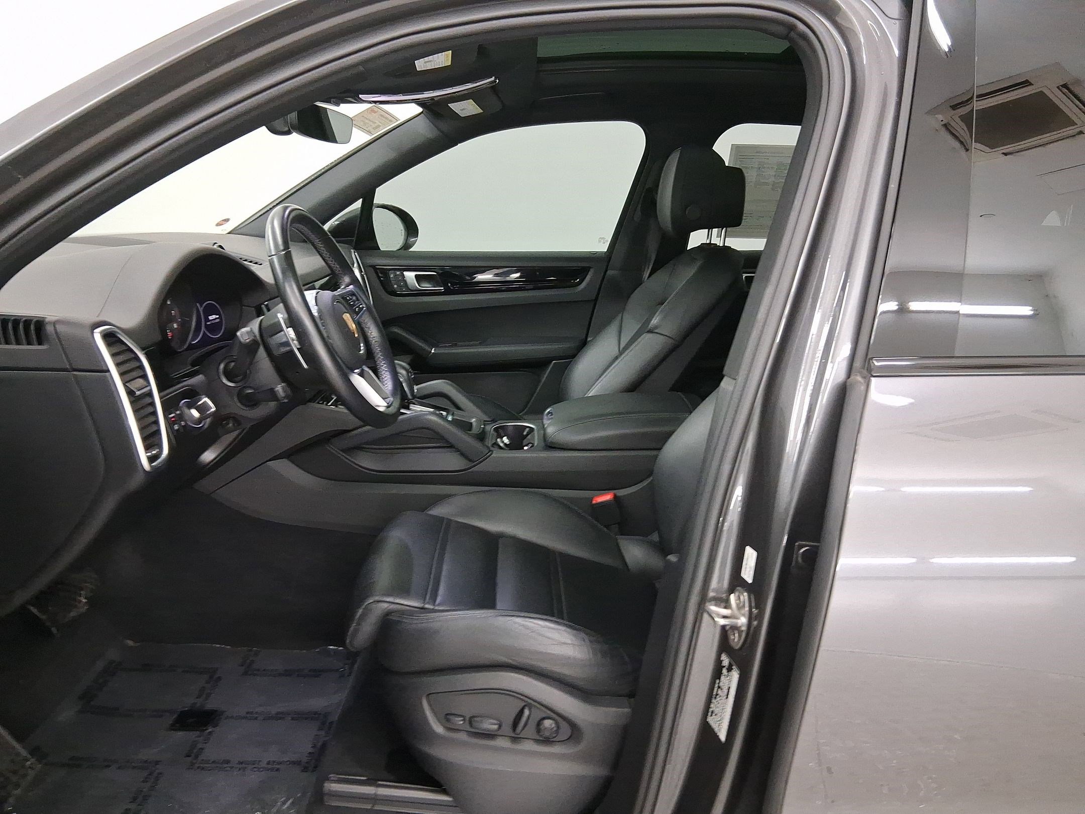 2022 Porsche Cayenne Base photo 4