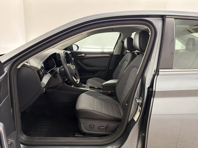 2025 Volkswagen Jetta SE photo 4