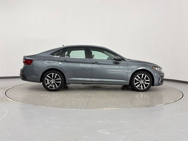 2025 Volkswagen Jetta SE photo 3