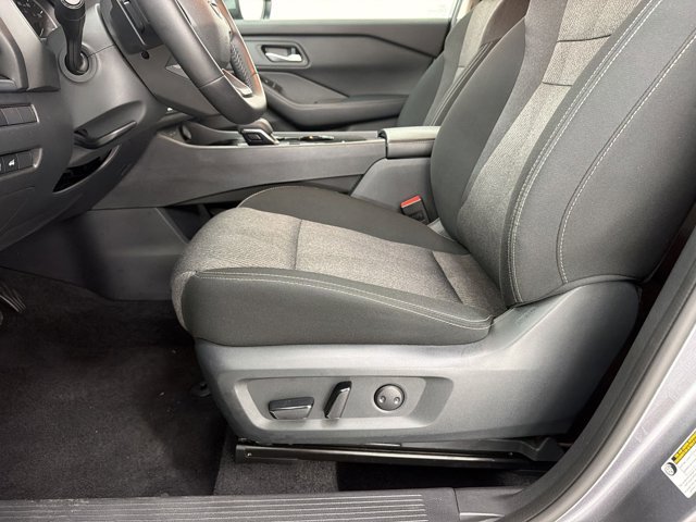 2025 Nissan Rogue SV - Photo 13