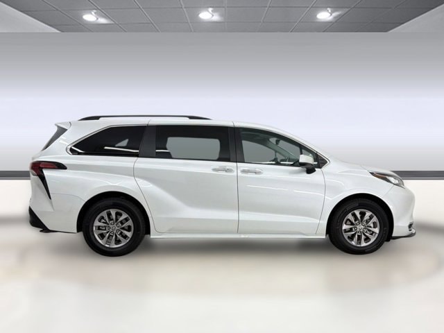 2022 Toyota Sienna XLE photo 3