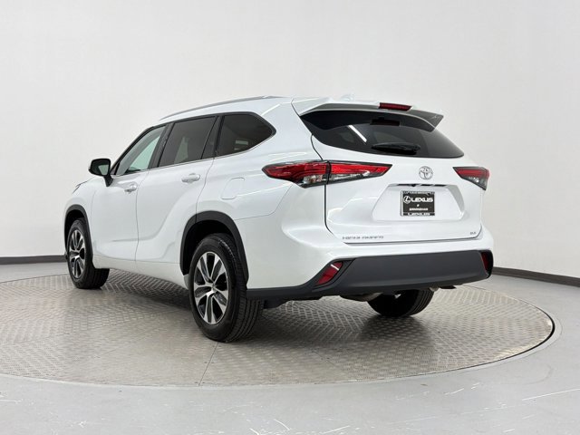 2022 Toyota Highlander XLE photo 2