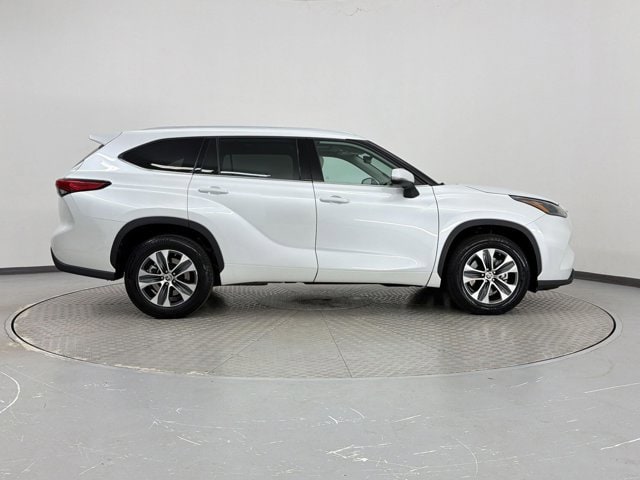 2022 Toyota Highlander XLE photo 3