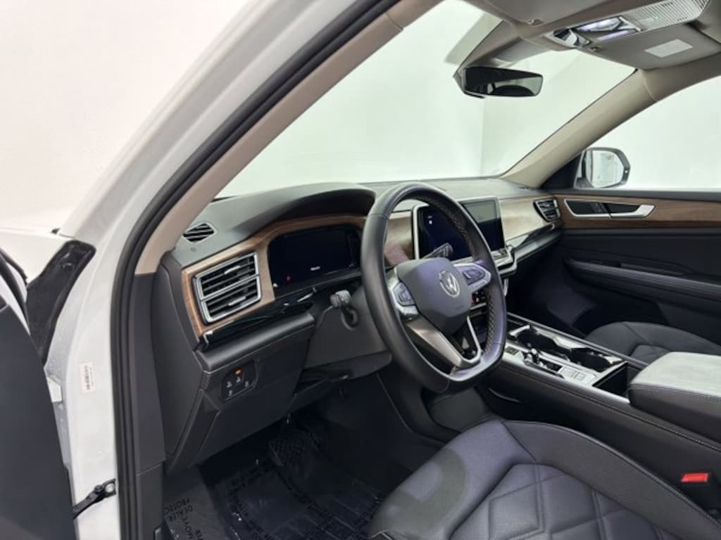 Used 2025 Volkswagen Atlas 2.0T SE w/Technology SUV