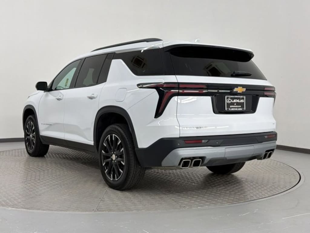 Used 2024 Chevrolet Traverse FWD LT SUV