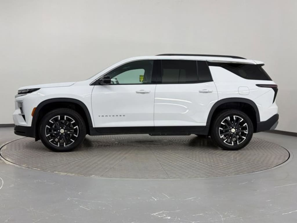 Used 2024 Chevrolet Traverse FWD LT SUV