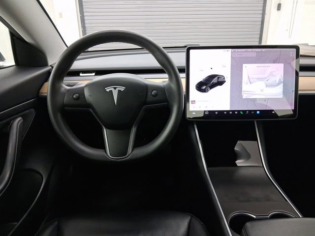 2020 Tesla Model 3 Standard Range photo 2