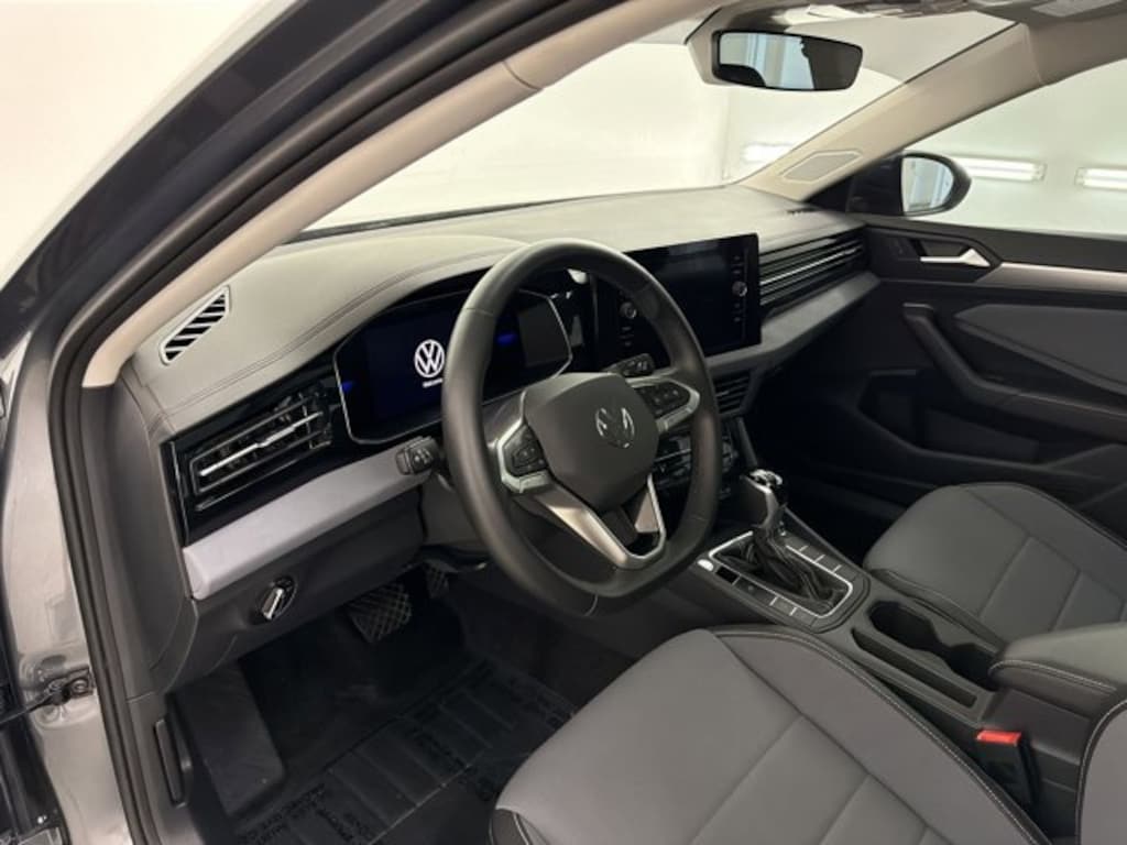 Used 2025 Volkswagen Jetta SE Sedan