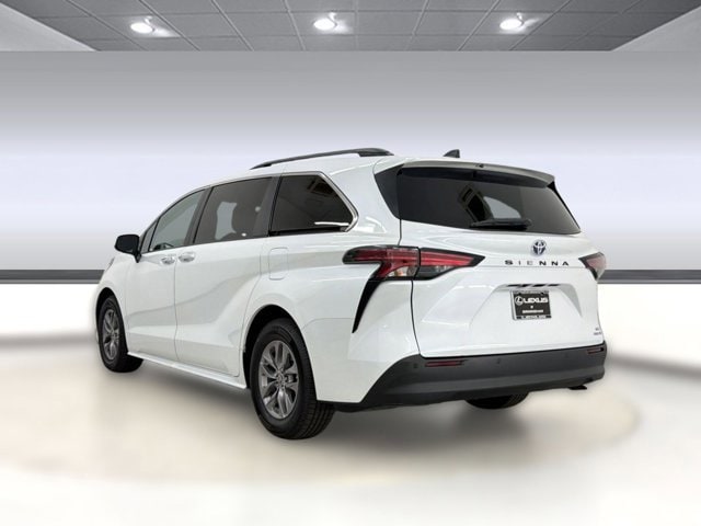 2022 Toyota Sienna XLE photo 2