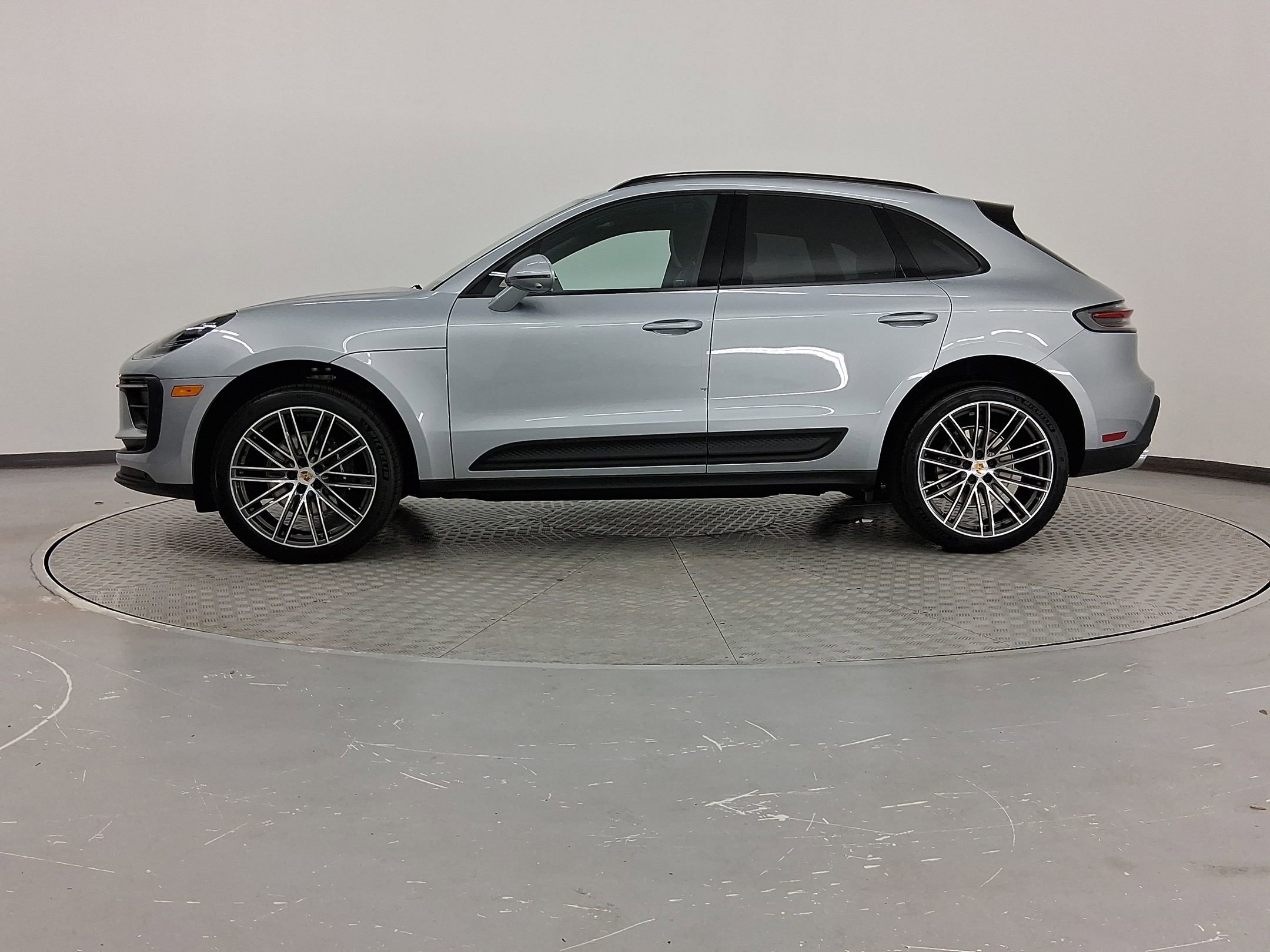 2026 Porsche Macan T photo 2