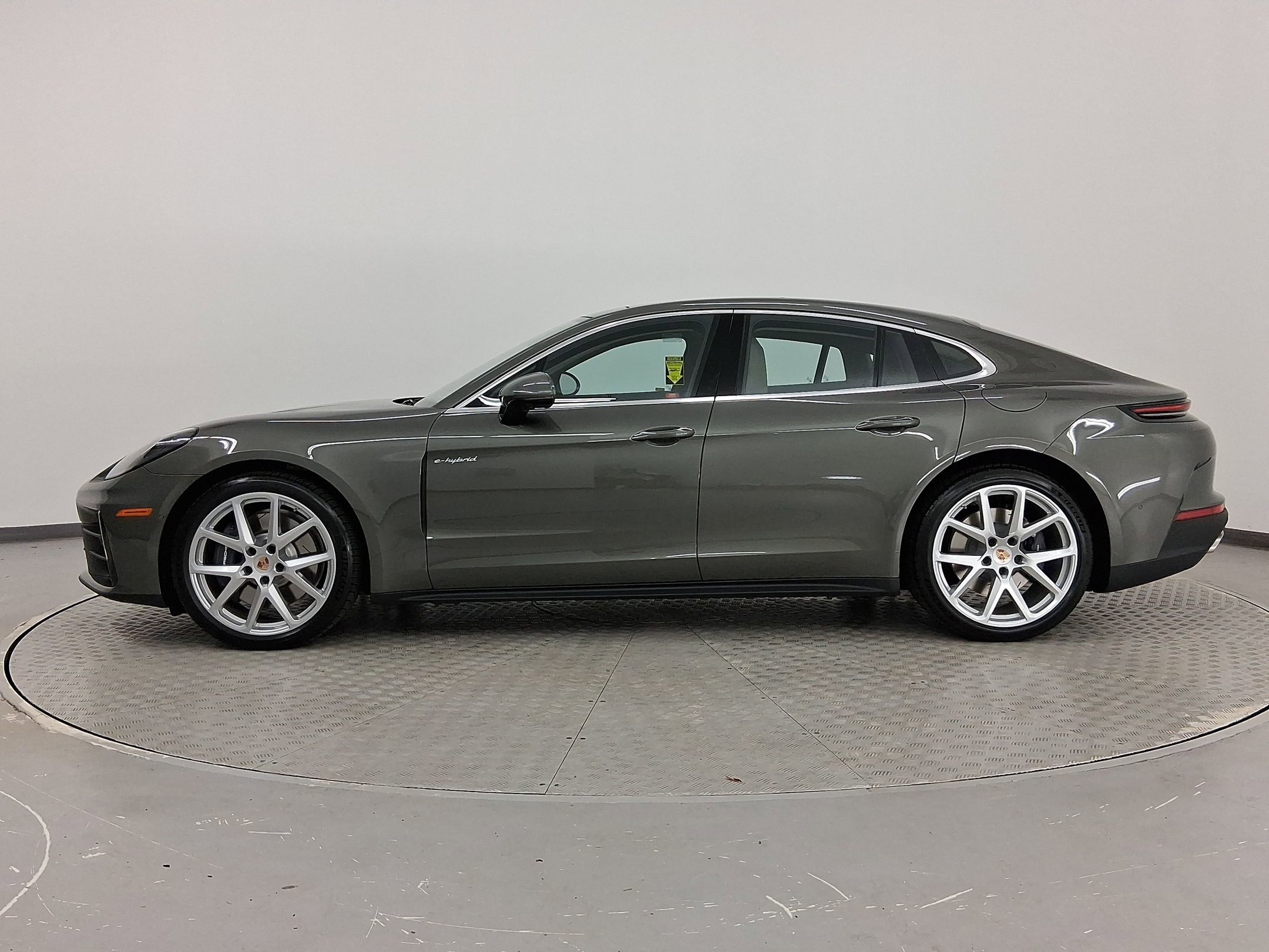 2026 Porsche Panamera E-Hybrid 4 photo 2