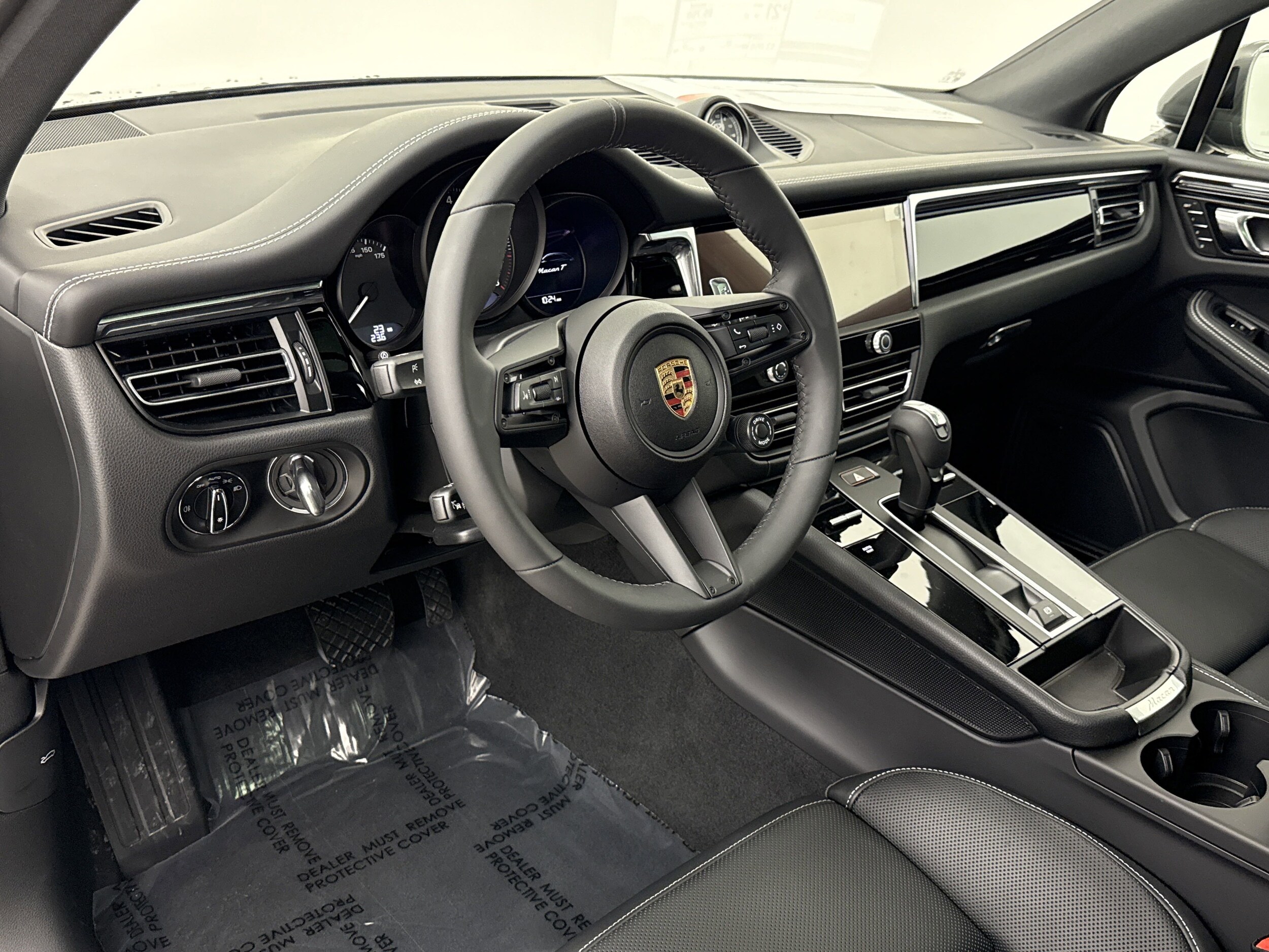 2025 Porsche Macan T photo 4