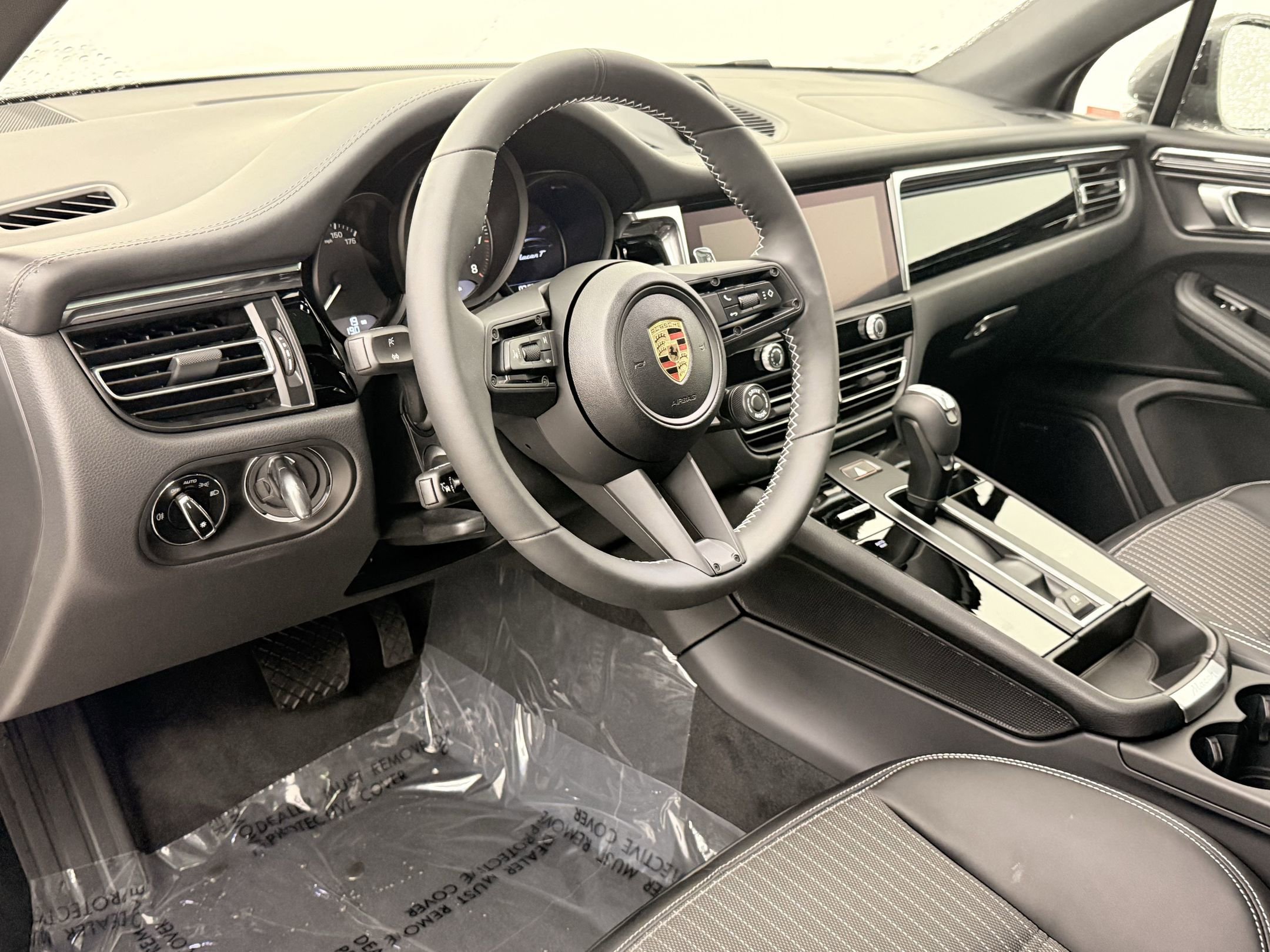 2025 Porsche Macan T photo 4