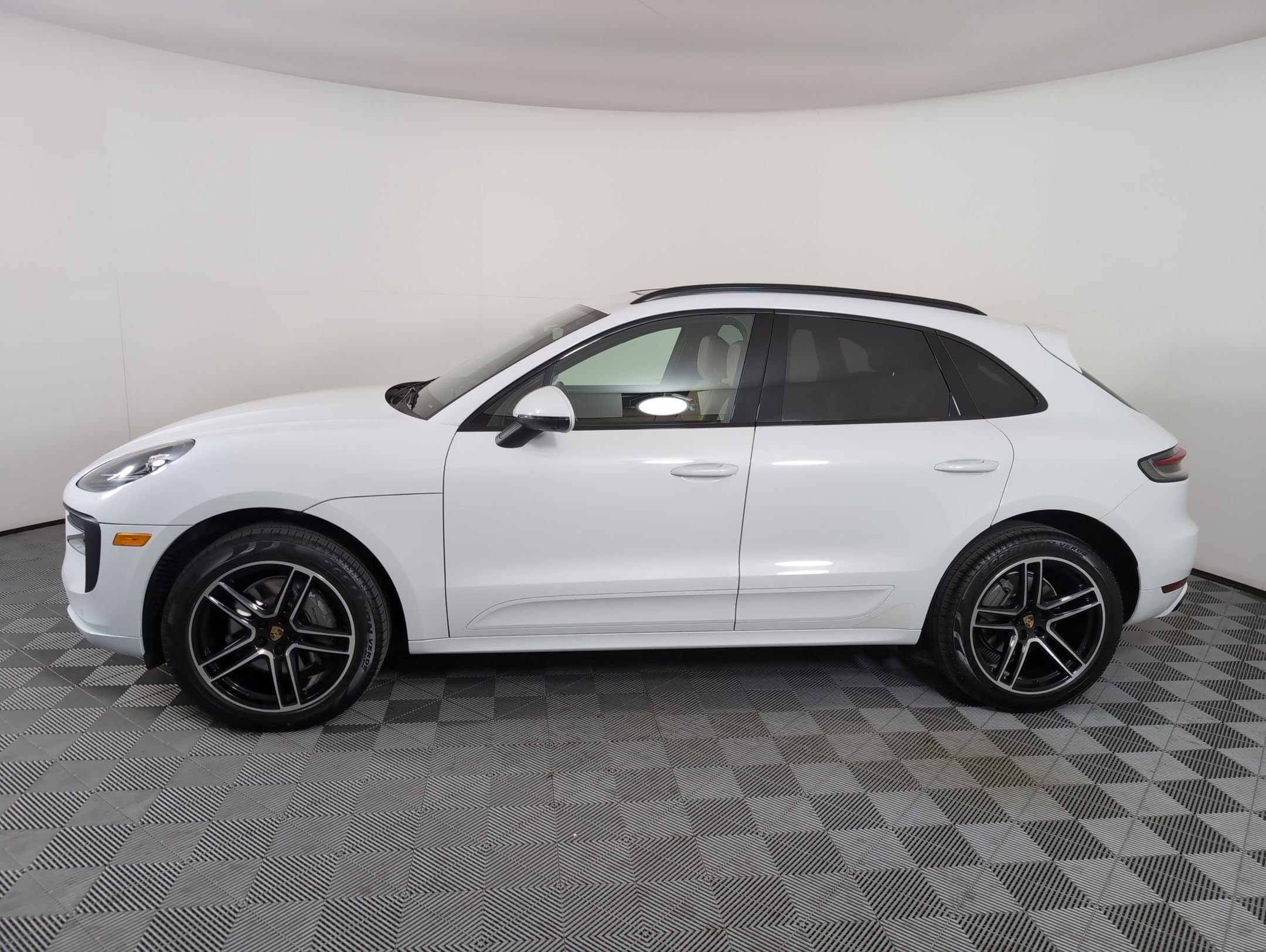 2021 Porsche Macan S photo 2