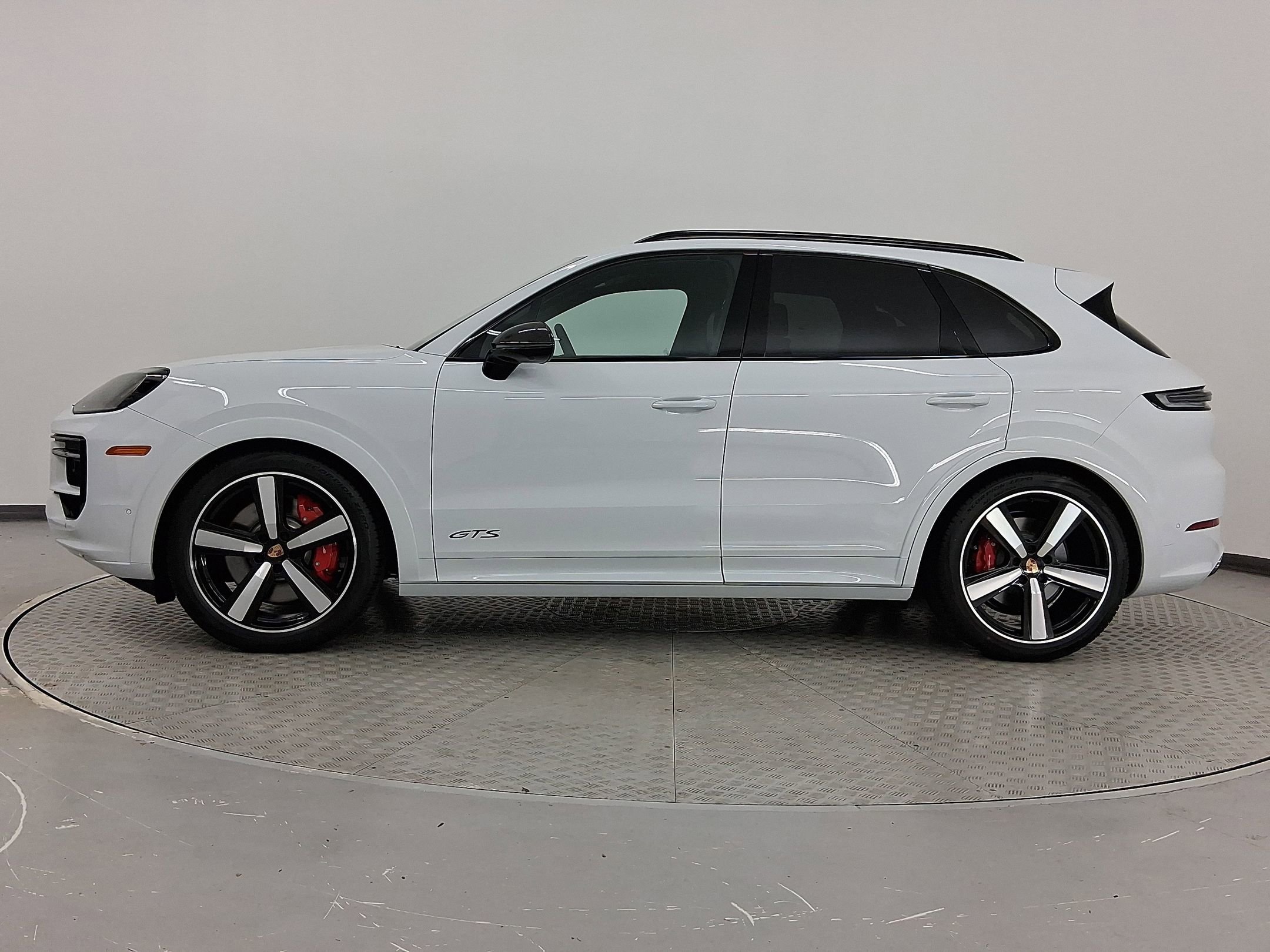2025 Porsche Cayenne GTS photo 2