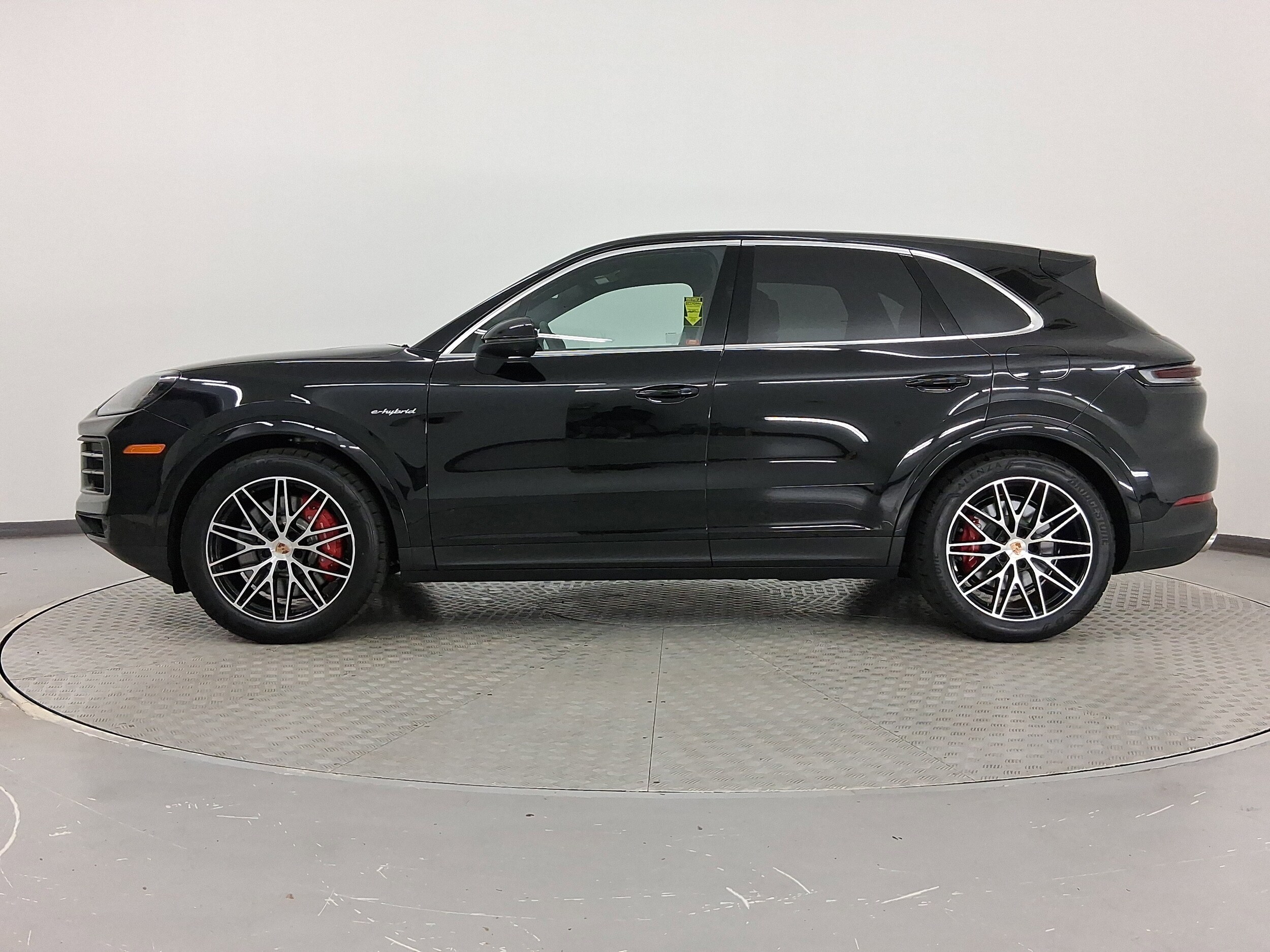 2025 Porsche Cayenne E-Hybrid S photo 2