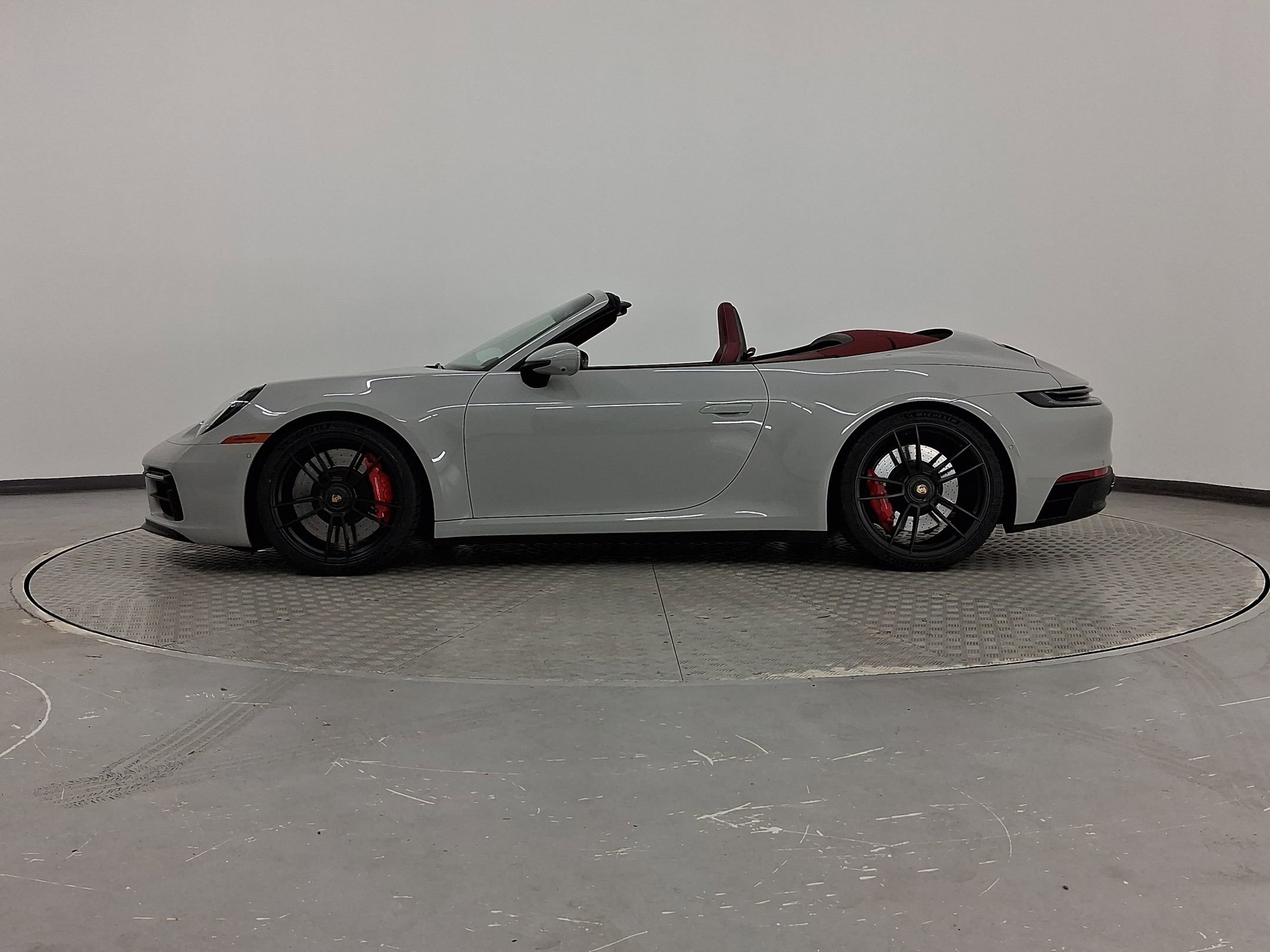 2022 Porsche 911 4 GTS Cabriolet photo 2