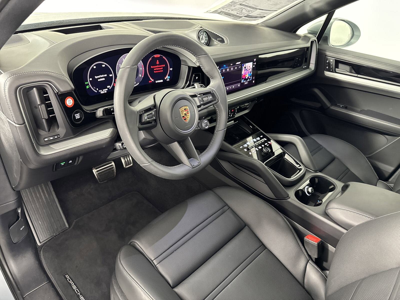 2025 Porsche Cayenne photo 4