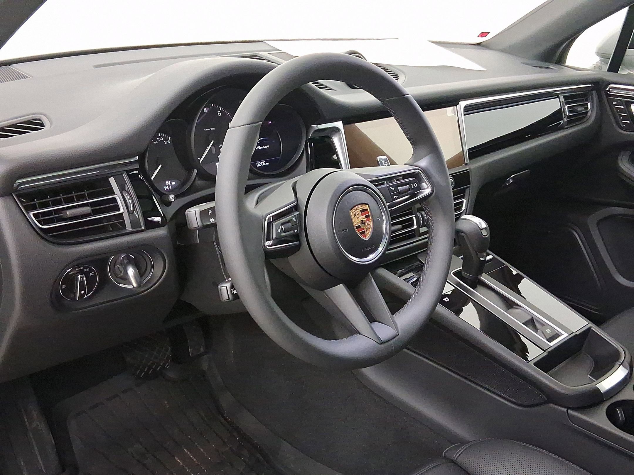 2025 Porsche Macan T photo 4