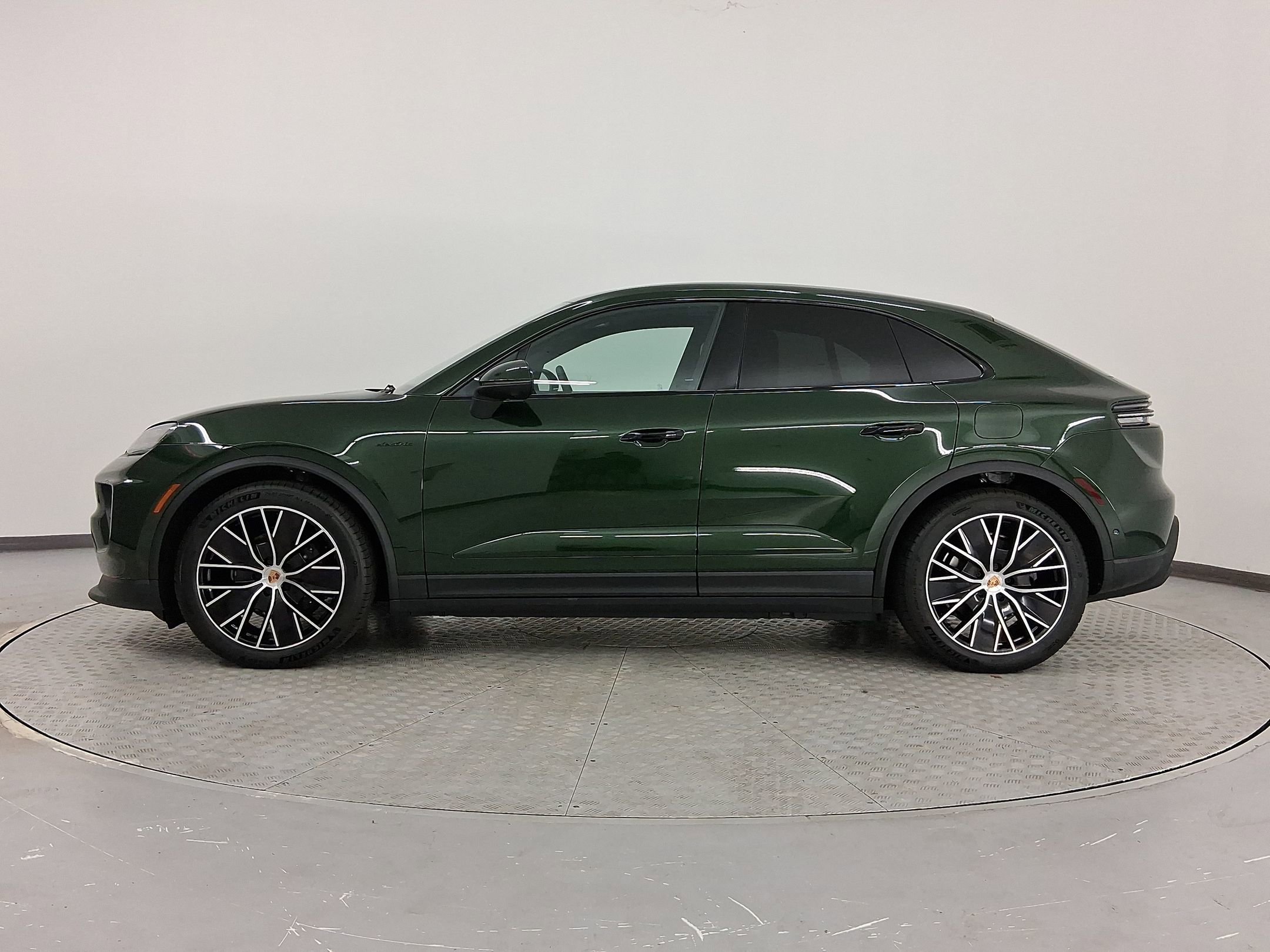 2026 Porsche Macan T photo 2