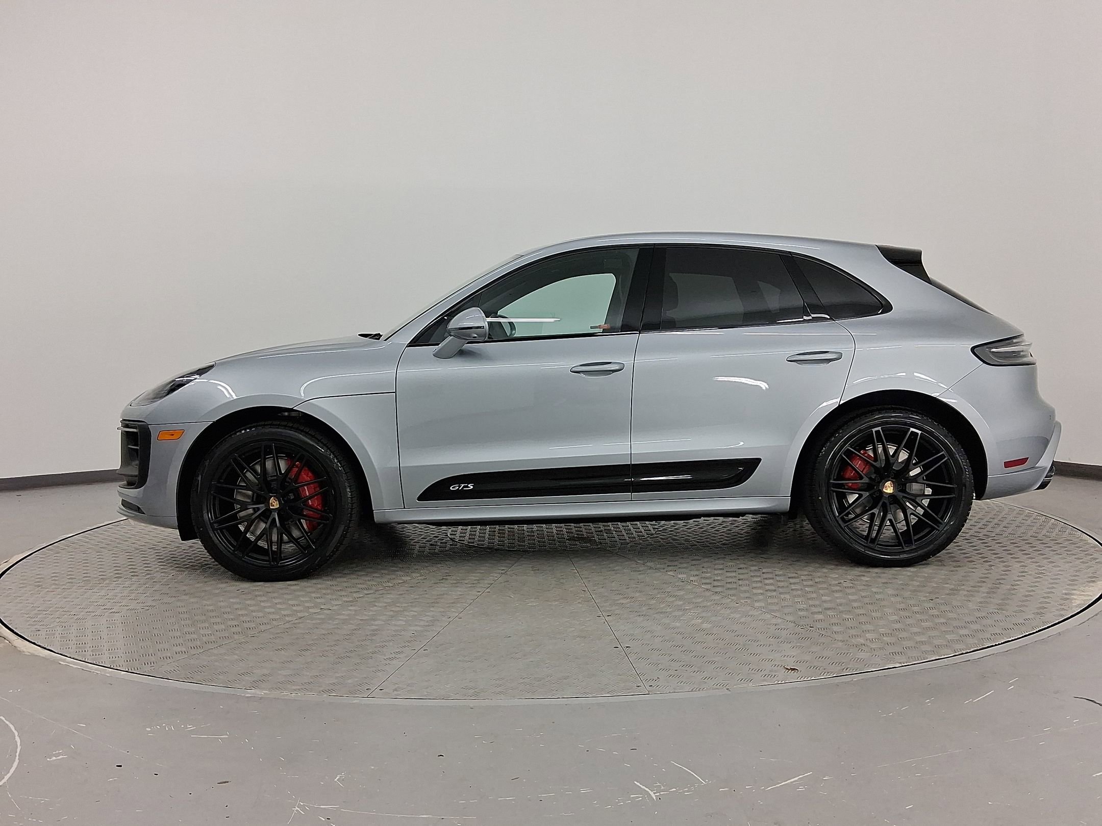 2026 Porsche Macan GTS photo 2