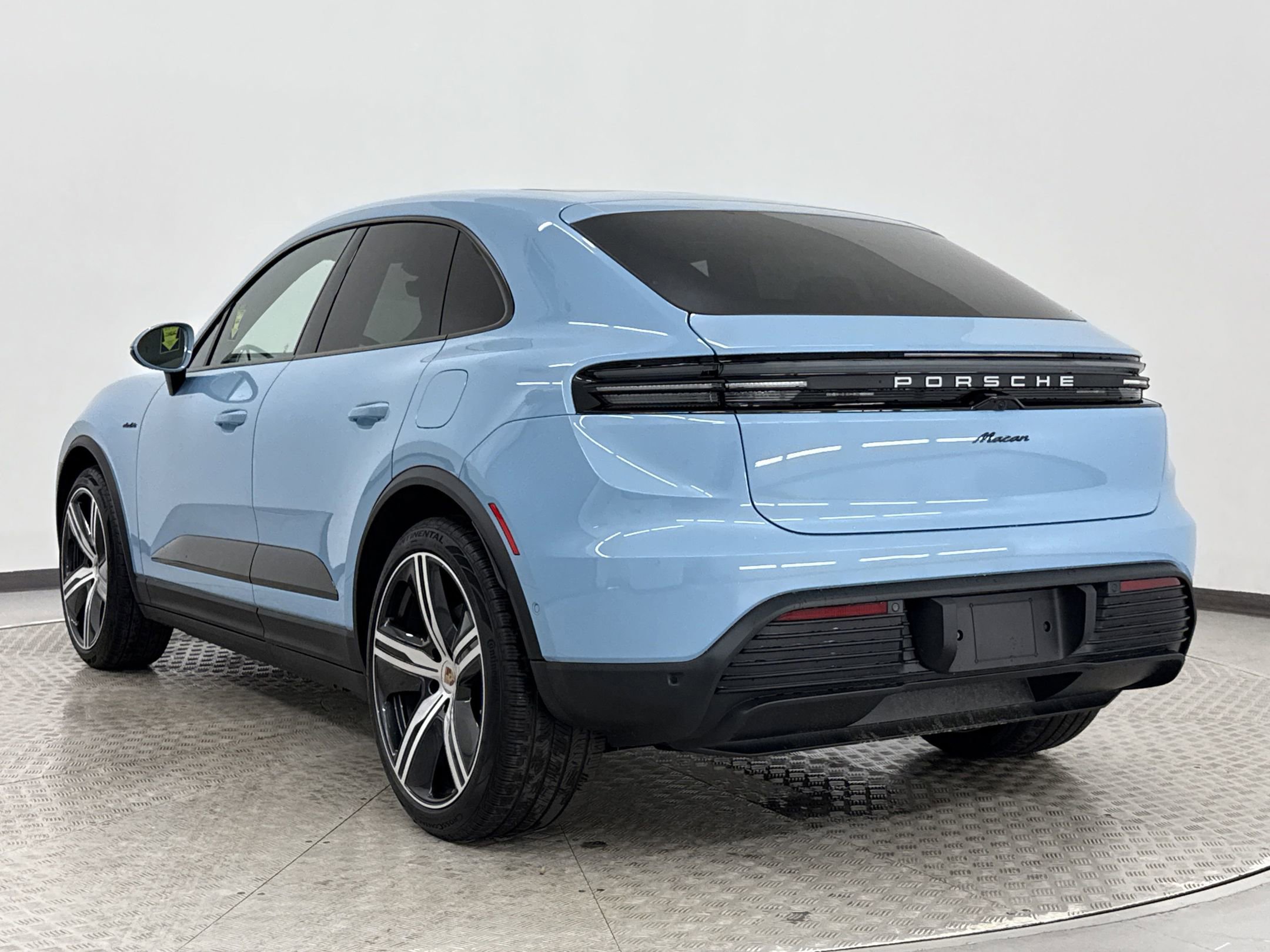 2025 Porsche Macan Electric photo 3