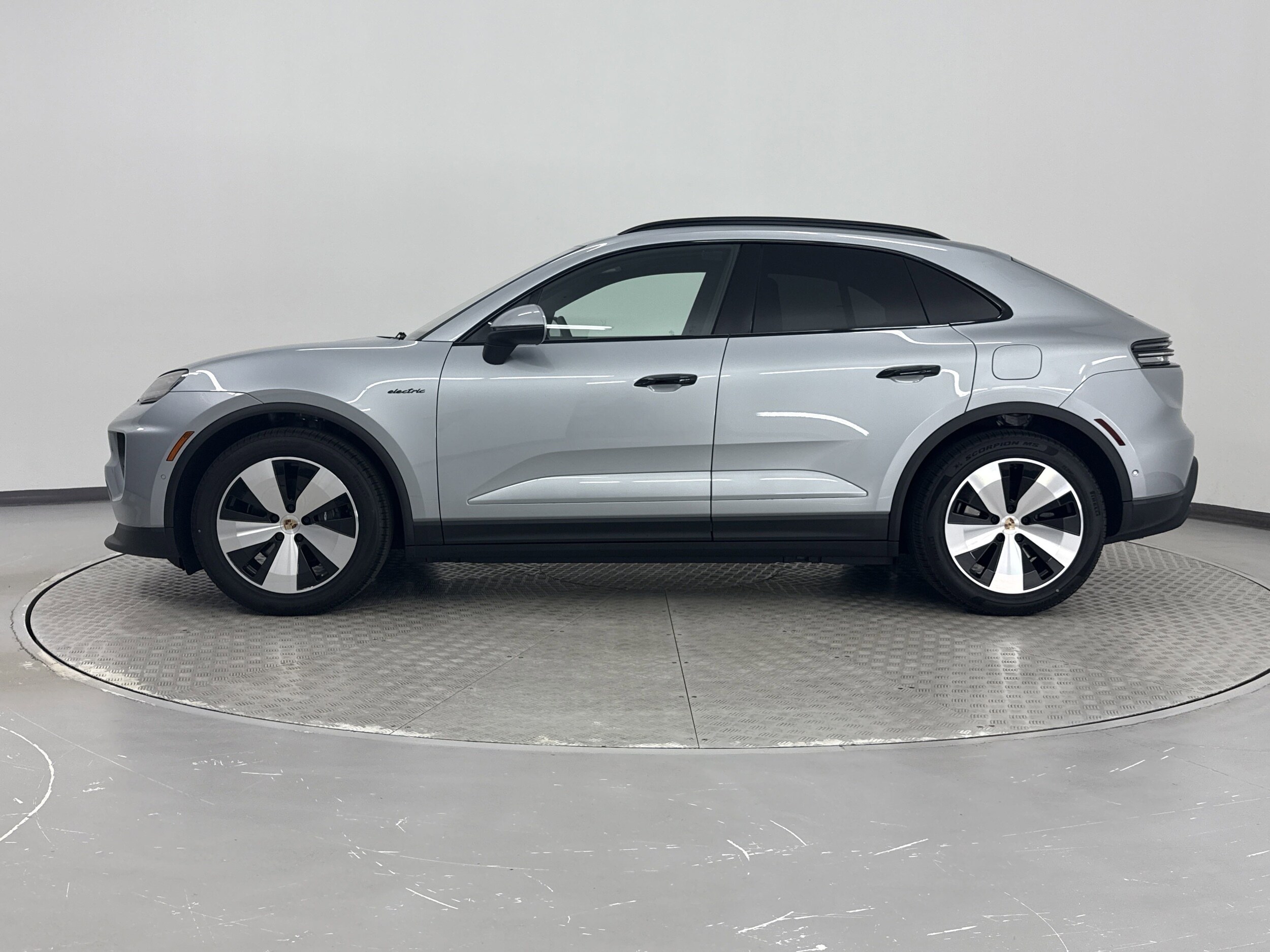 2025 Porsche Macan Electric photo 2