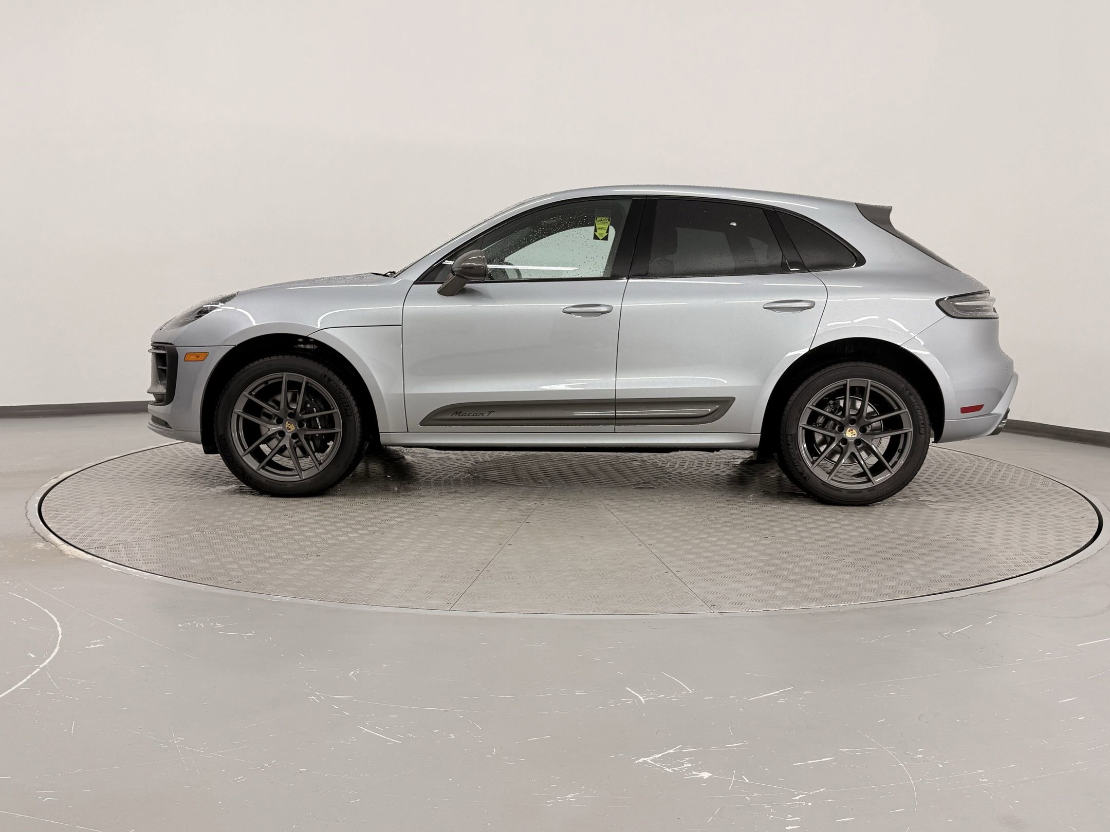 2025 Porsche Macan T photo 2