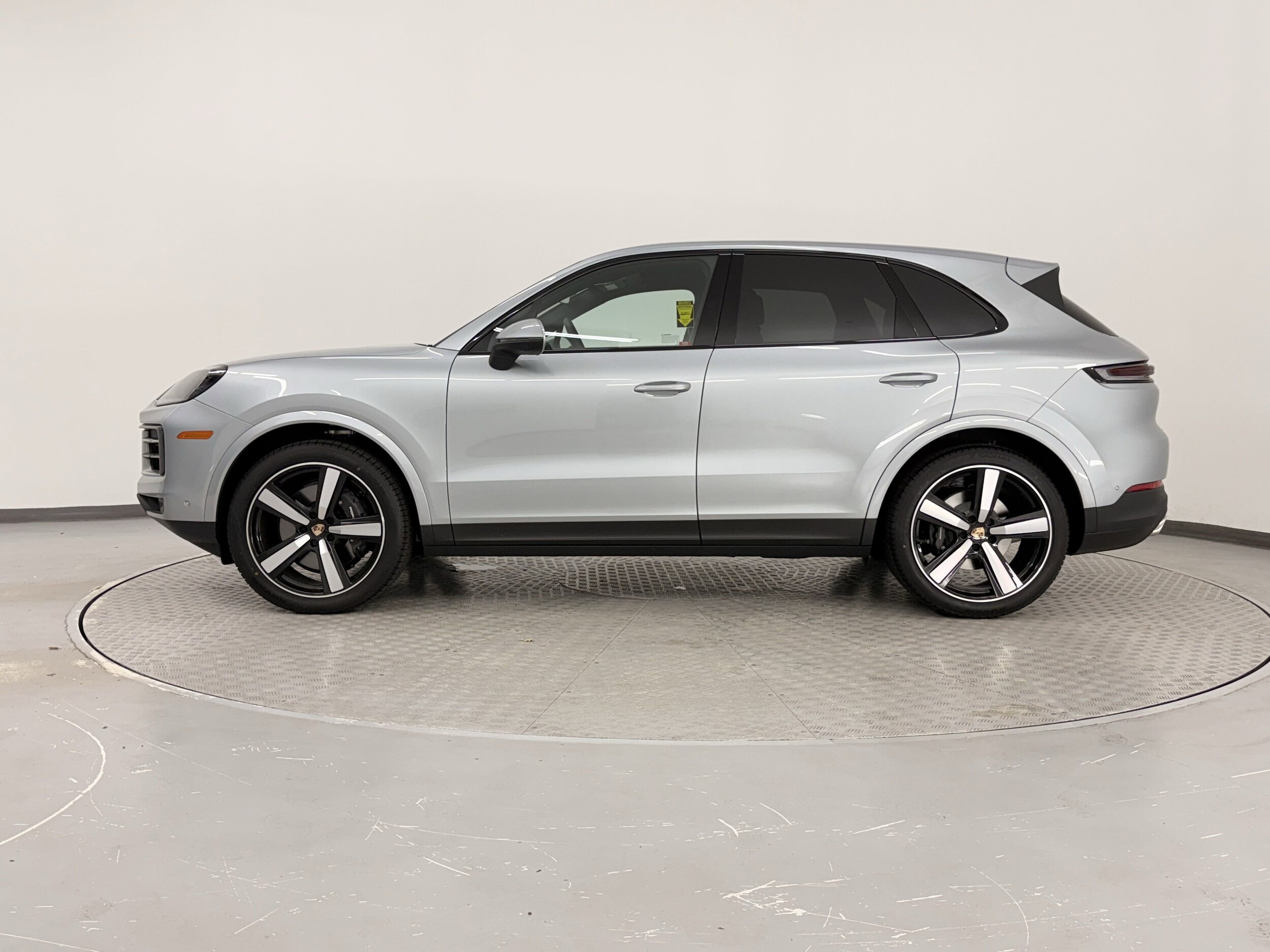 2025 Porsche Cayenne photo 2