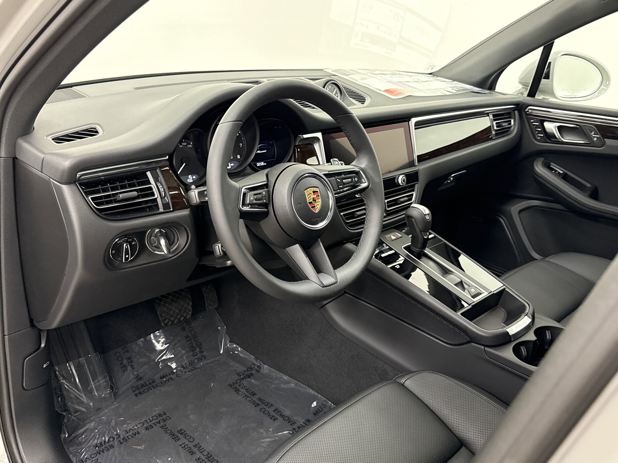 2025 Porsche Macan T photo 4