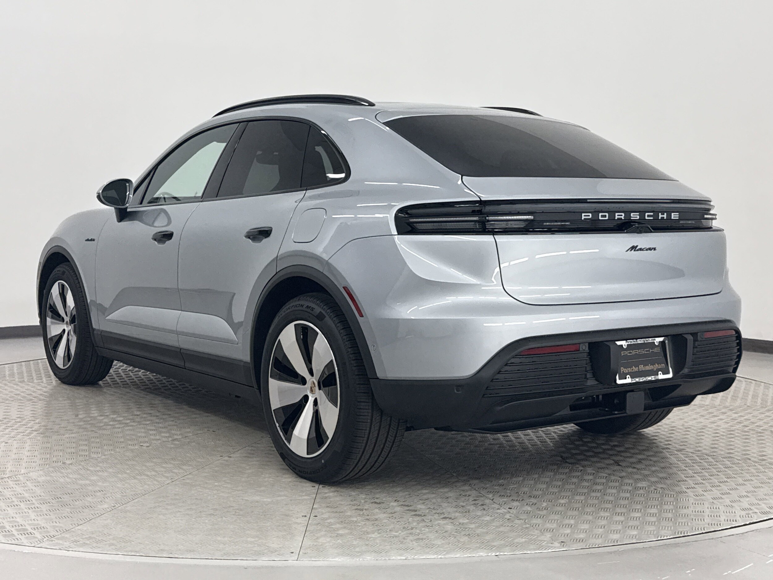 2025 Porsche Macan Electric photo 3
