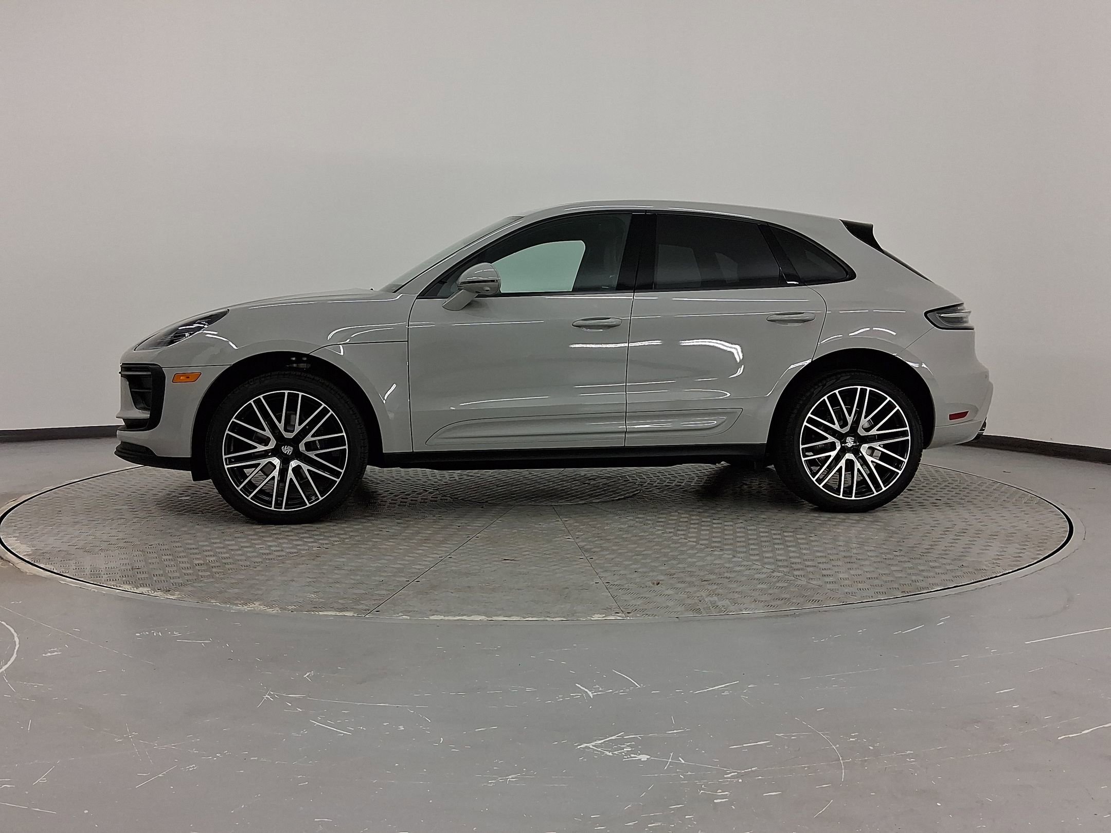 2026 Porsche Macan T photo 2