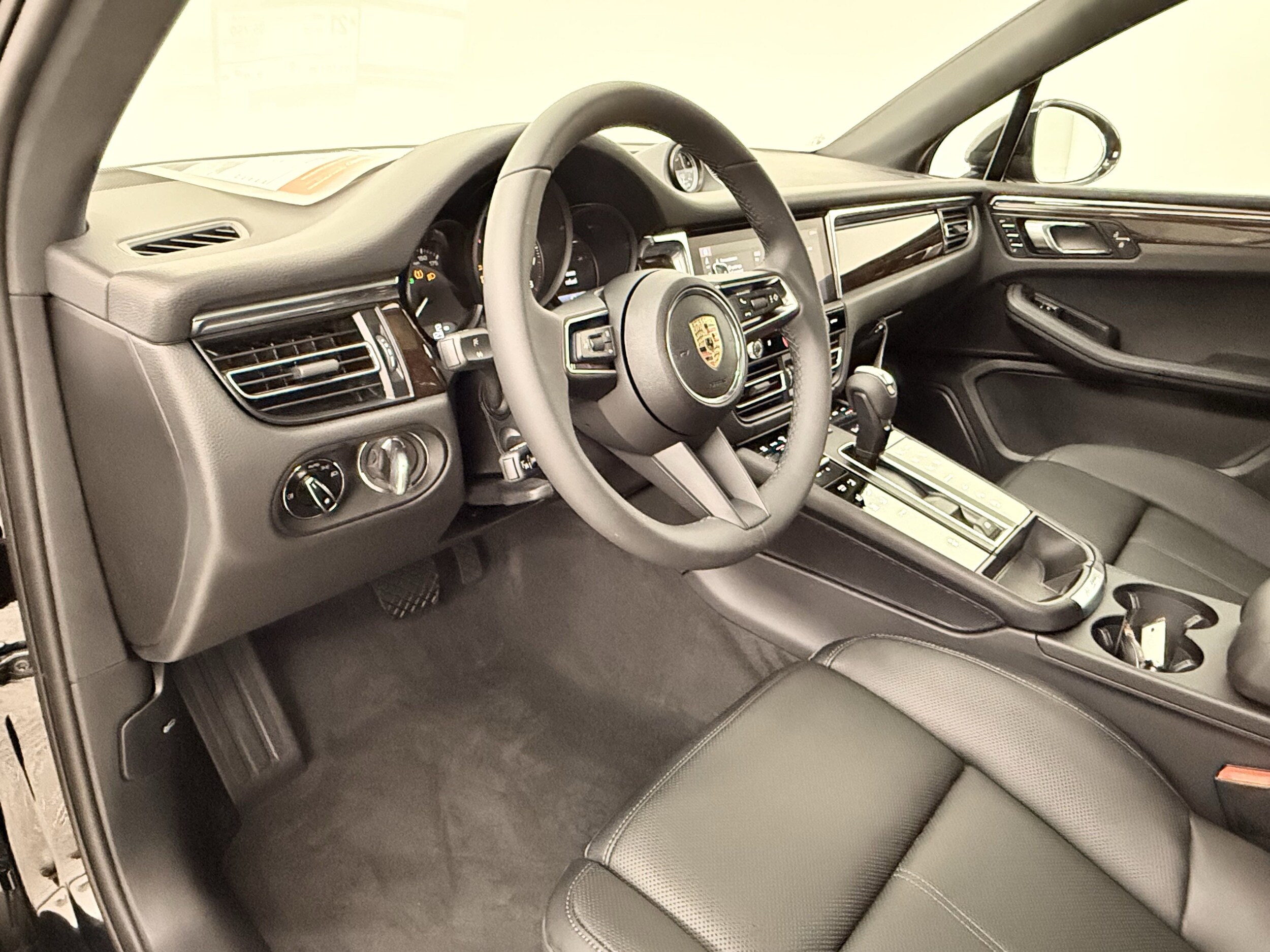 2025 Porsche Macan T photo 4