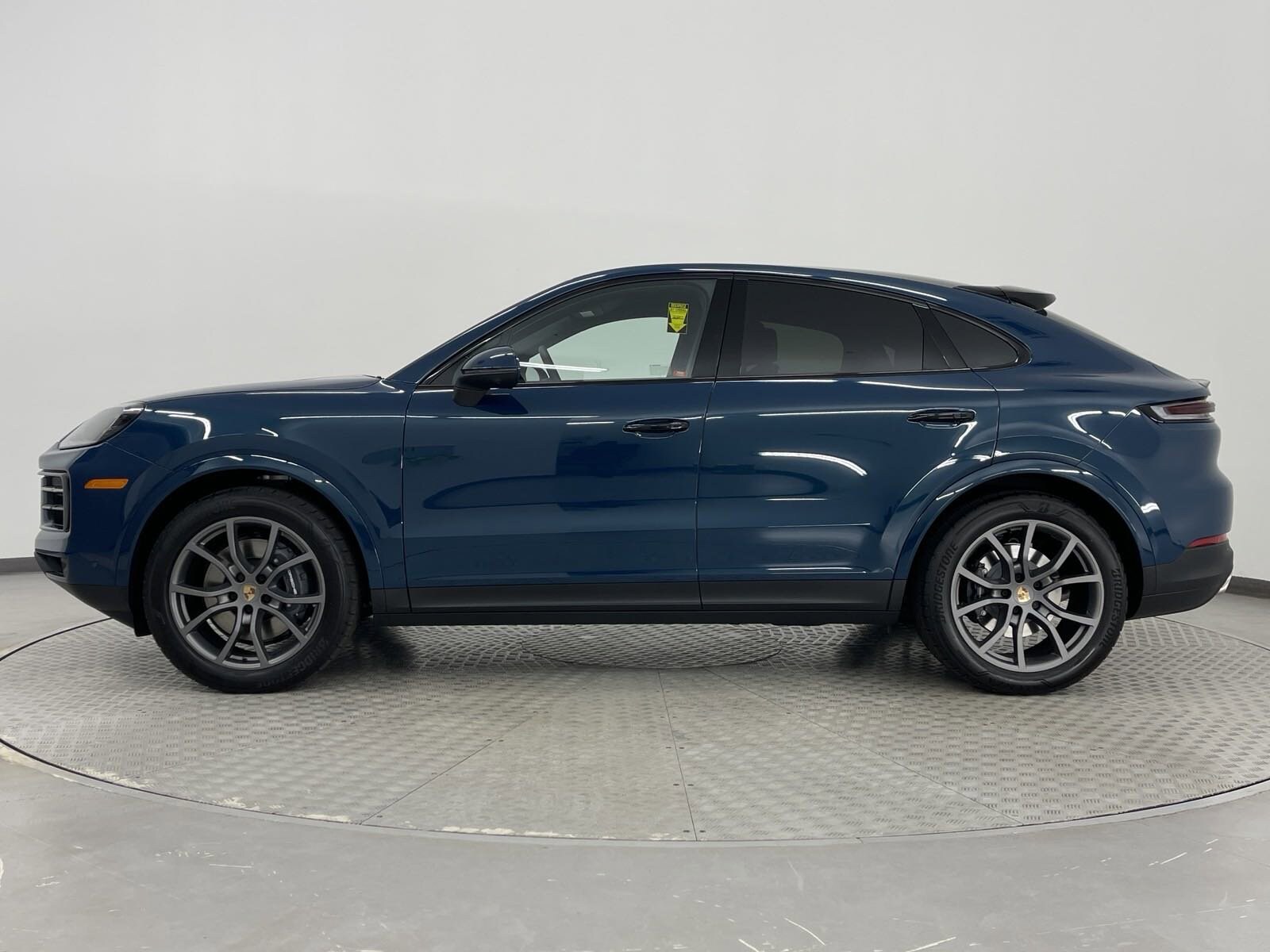 2025 Porsche Cayenne photo 2