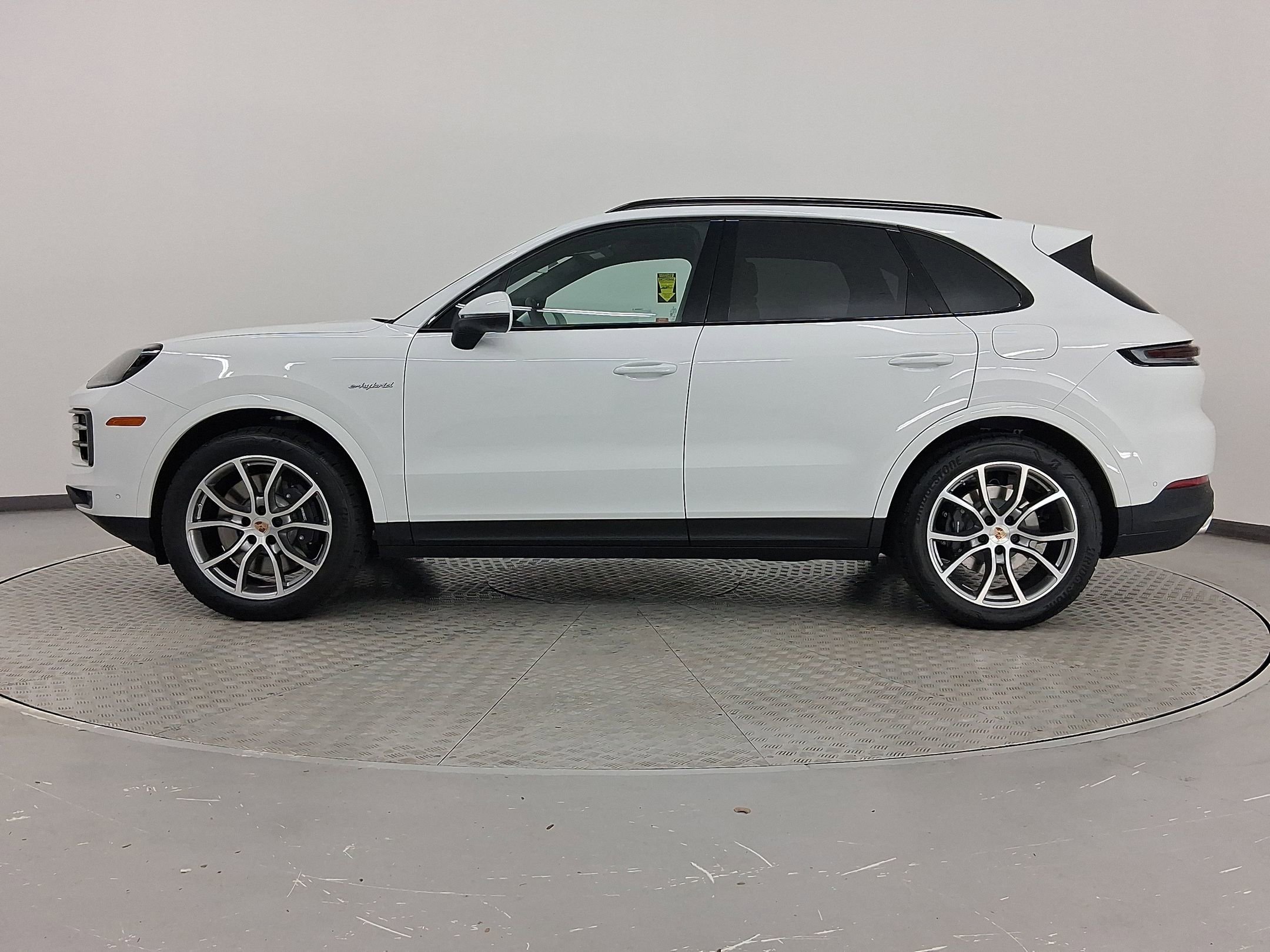 2025 Porsche Cayenne E-Hybrid photo 2