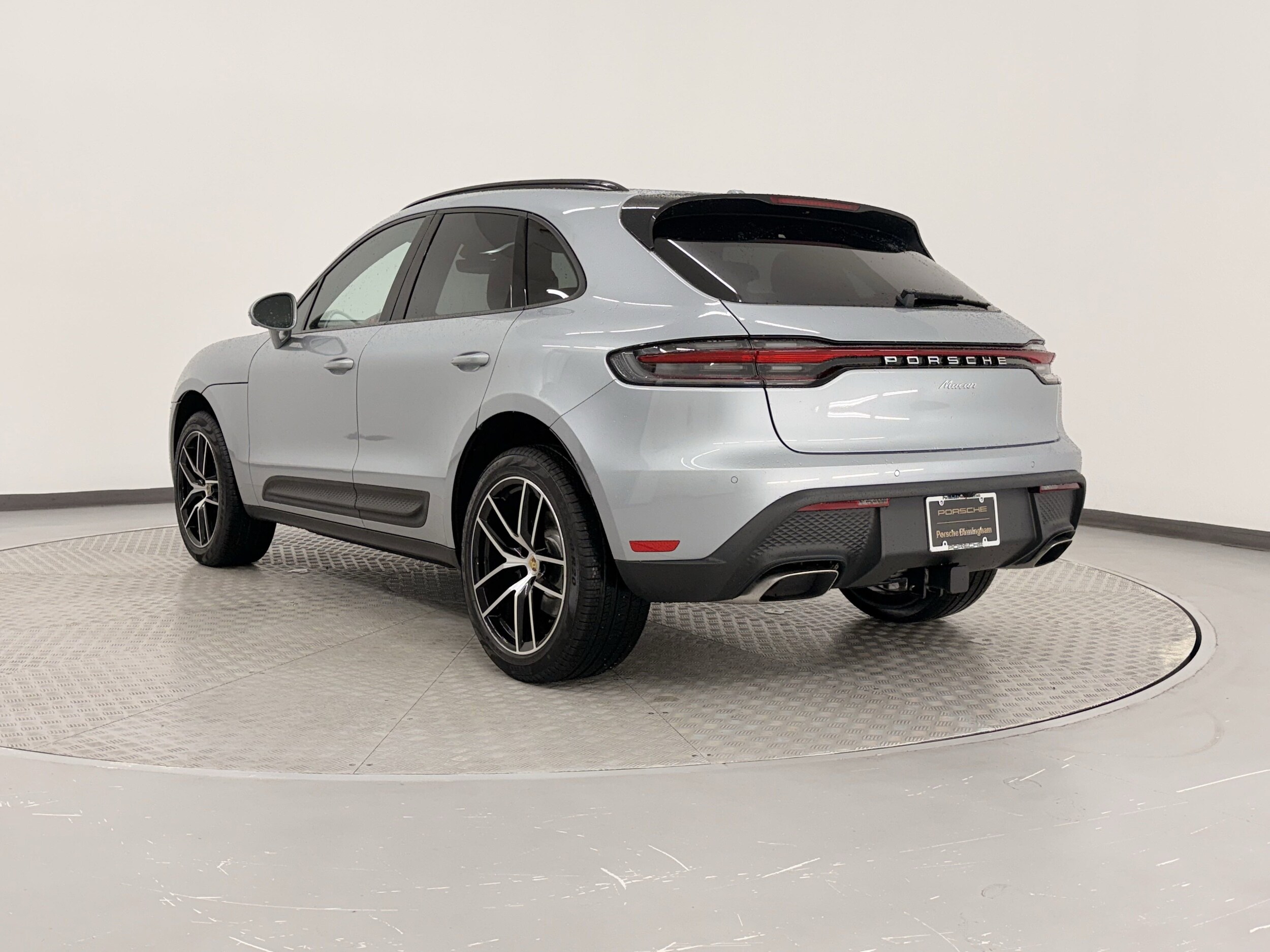 2025 Porsche Macan T photo 3